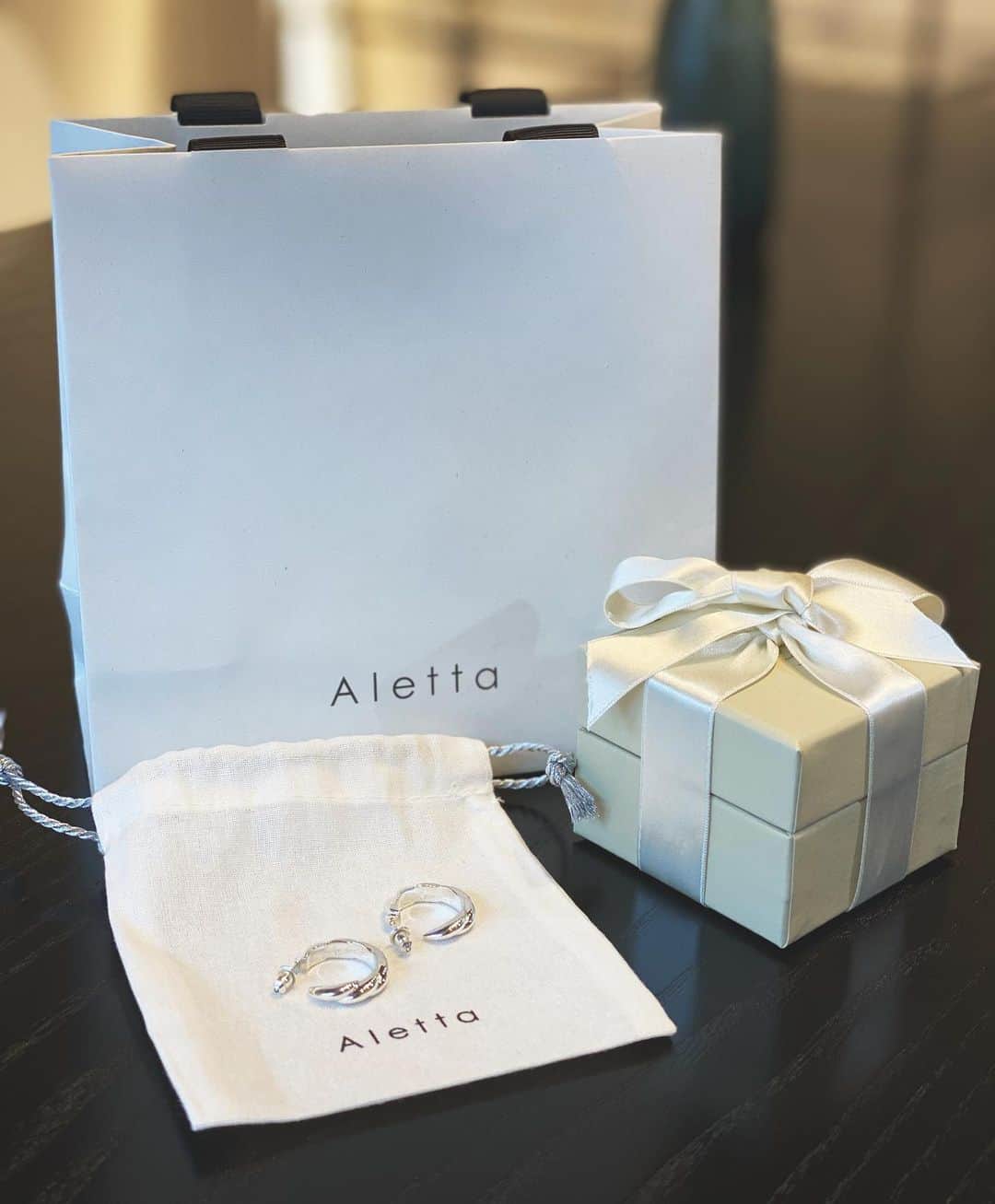 岩間恵のインスタグラム：「シンプルピアス🕊 ねじれてるのが可愛いんだ〜🥰  アクセはシルバーもゴールドも好きだけど 最近はシルバーばかり揃えてる  #シルバーアクセサリー  #ピアス #フープピアス」