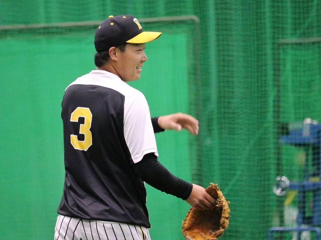 阪神タイガースさんのインスタグラム写真 - (阪神タイガースInstagram)「本日も甲子園球場でオープン戦です！ 試合前の練習を野手は室内で行いました！  #大山悠輔 選手#北條史也 選手#陽川尚将 選手#山本泰寛 選手#坂本誠志郎 選手 #阪神タイガース #挑超頂」3月13日 10時56分 - hanshintigers_official