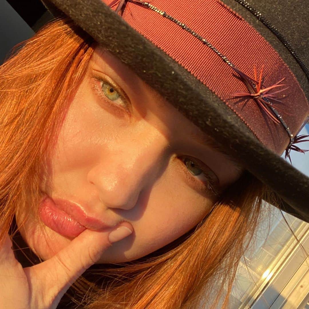 ジジ・ハディッドのインスタグラム：「🍣🏓🪂🎪🎸🚨🎡⛺️🌆🧯🧨📌」