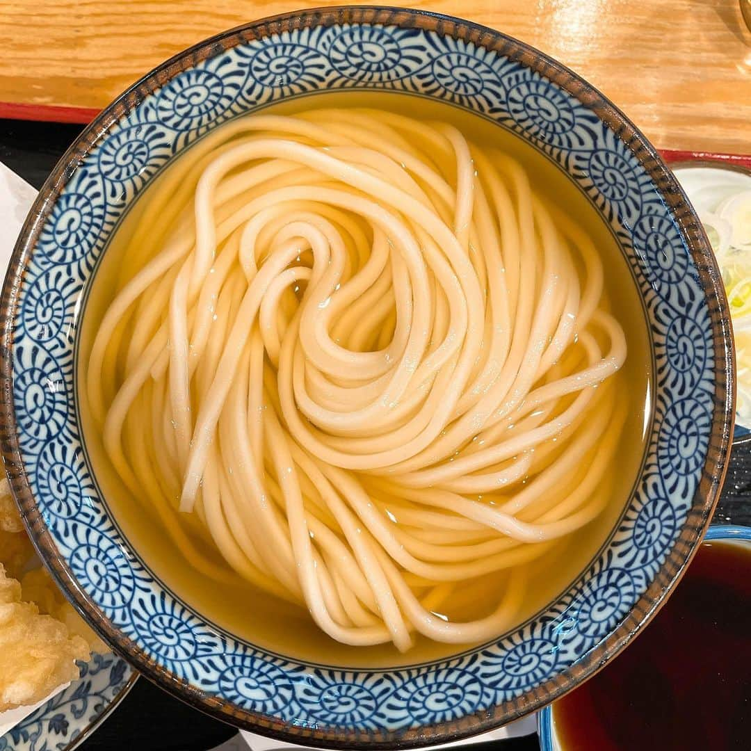 山岸久朗さんのインスタグラム写真 - (山岸久朗Instagram)「「き田たけうどん」さんが、新商品を出したと投稿していたので、速攻で着丼。昆布やら鯖やら鰯やらでとったという出汁に浸かった冷かけうどんを、濃いツケ出汁にツケていただく、「ひやし大阪つけ麺」。  うんま❣️  ツケ出汁につけんでも、冷かけの時点で100％美味い。ってか、この冷かけの出汁だけで永遠に日本酒飲めそう！んもう！好き❣️  #んもう好きシリーズ  #き田たけうどん  #ちくわ天  #ひやし大阪つけ麺 #ちくわひやし大阪つけ麺 #ひやかけ #つけ麺 #日本橋 #大阪 #うどん #うどん巡り  #udon #udonnoodles  #饂飩 #乌冬面 #우동」3月13日 11時05分 - yamaben