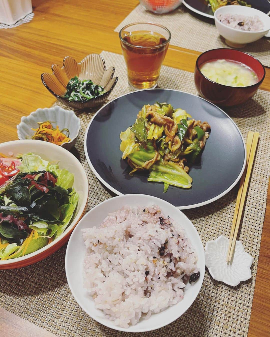 本田朋子さんのインスタグラム写真 - (本田朋子Instagram)「頂き物のキャベツが沢山あったので、回鍋肉に。甜麺醤がなかったので、コチュジャンとお砂糖で代用。息子は辛くない味付けで。  #料理  #夕飯 #おうちごはん #アスリート飯  #回鍋肉」3月13日 11時01分 - tomoko_honda_official_phonics