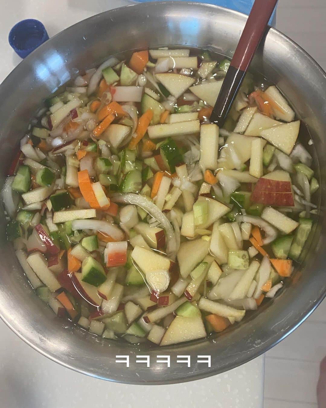 のインスタグラム：「엄마 말을 안 듣고 연예인이 되긴 했지만... 난 대체적으로 말을 잘 듣는다. 특히 선생님을~ 학교 다닐때도 주로 #teacherspet   나의 요리쌤이 자기도 하다 내 생각이 났는지 #감자으깬샐러드 를 해보는건 어떠냐고. @salonde_ikkoi   갑자기 엄마가 어렸을때 해주었던 일명 그 마요네즈 들어간 사라다 ㅋㅋ 그땐 저렇게 발음했다 ㅋㅋ  시킨데로 감자 삶고 달걀도 같이 오이 당근 양파 썰고.. 엄마 생각에 게맛살.. 까지 하면 되는데 어느 블로그에 햄 & 참치를 넣고 샌드위치를 했다기에 큰 그림을 그려 그 두개를 넣고 식초와 마요네즈를 무쳐서 했더니 한 사발. 17인분이 된거 같다, 미치겠다 ㅋㅋㅋㅋㅋ  맛은 아주 훌륭, 어렸을때 생각. 엄마한테 보여줘야지! @kimlovesook 엄마 이따 보여주라 알겠제?ㅋㅋ  나머지는 동그랗게 만들어 부침, 튀김 & 밀가루 섞어서 그리고 달걀 활용해서 동그랑땡 만들어 샴페인 안주 하면 된다.   But. 속은 마요네즈류를 원치 않고 있다. 난 김치찌개보다 된장찌개를 더 좋아한다. 안성탕면을 좋아하듯이. (실제 경상도 부산쪽이 안성탕면이 신라면을 누르고 1위란다. 이유는 농심측도 잘 모르지만 경상도쪽 사람들이 된장 base를 더 좋아한다고 한다. 오늘의 TMI)  달래 냉이 바지락 호박 버섯 청양고추 그리고 요즘 나의 베프 @koreanstock 국민육수 얘 때매 요리하는듯. 넣고 끓이면 지난주랑 똑같지 않은가.. 그럼 면을 넣으면 되지. 예전에 합정동에 된장칼국수집이 있었는데 추억소환. 이것도 맛이 없음 이상하겠지? 아 고추가루 좀 뿌렸고. 해장완료!!!! 아 진짜 국민육수가 다 한듯.  오늘은 반찬 @mamaleemarket 서 사온 반찬과 @rohseungwon_ 승원이가 보내준 갓김치로 아 생선도 굽고 프랑스버터살짝 소금도 믈론! @beluga_mj 맛있지? Ssg직원이 갈치보다 맛있다고 이름을 까먹었다. 48세라 ㅋㅋㅋㅋㅋㅋ 47세부터 뇌가 그렇게 된단다. 맞죠? 정재승 교수님? @jsjeong3   아 뭔가가 다 하고 놨더니 설거지 걱정이 앞서고 뭐 이래저래 다하면 또 두시겠지....... 거의 요리 & 집밥 지쳤다. 나가서 사먹어야겠.. 와 좀만 더??? 아님... 식기세척기... 그러고 있는 토요일낮이다.  아... 감자으깬거 튀겨야지? ㅠ 아 나의 하루가 다 날라갔다. 요리쌤때문에 ㅋㅋㅋㅋㅋㅋㅋㅋㅋㅋㅋㅋㅋ」