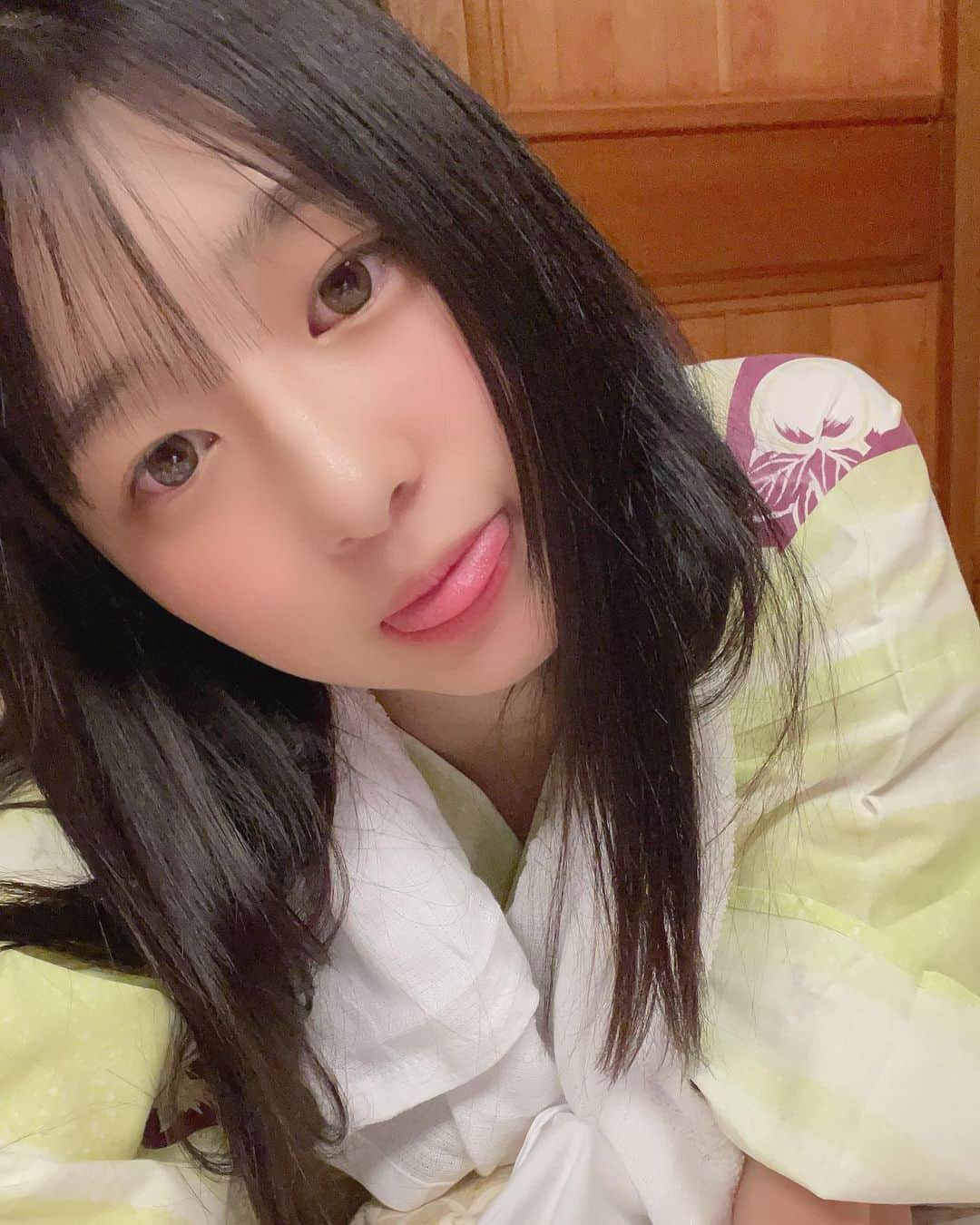 我妻ゆりかさんのインスタグラム写真 - (我妻ゆりかInstagram)「福島に一人旅しに行きました♨  Twitterで #ゆりかの一人旅 で調べると旅行の経過が見れて面白いよ！🌸  ほりえや旅館 さんにお世話になりました！明治から続く歴史ある旅館で、とても風情があって素敵でした😭  部屋にこたつとストーブがあって、THEJapanese！って感じでした！👘🌸🇯🇵  朝食もおいしかったな、、、🍳  あと浴衣も可愛かった🥰🥰 みんなも是非行ってみてね〜！  #飯坂温泉 #ほりえや旅館」3月13日 11時39分 - wagatsuma_yurika