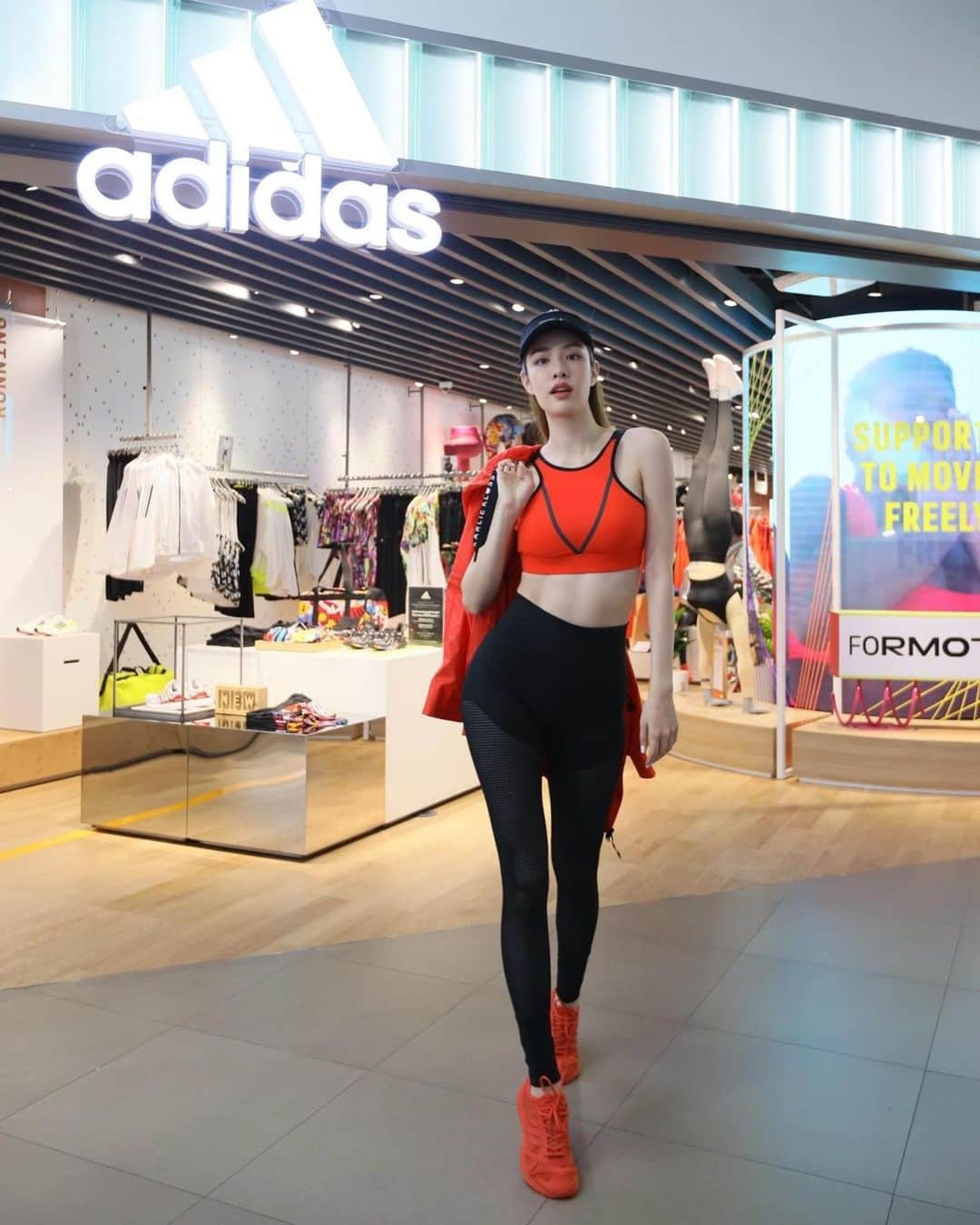 グレース＝カンクラオのインスタグラム：「เปิดแล้ว #adidasBrandCenterSQ1 แบรนด์เซ็นเตอร์ 3 ชั้นแห่งแรกในไทย!! นอกจากสินค้ามากมายจากอาดิดาส สปอร์ต เพอร์ฟอร์แมนซ์ และสินค้าสปอร์ตแฟชั่นจากอาดิดาส ออริจินอลส์แล้ว ที่นี่ยังมีมุม MAKER LAB ที่เปิดโอกาสให้ลูกค้าทุกคนได้ตกแต่งสินค้าในสไตล์ของตัวเองให้กลายเป็นสินค้าเพียงชิ้นเดียวในโลกด้วยค่า!!  #adidasthailand @adidasThailand」