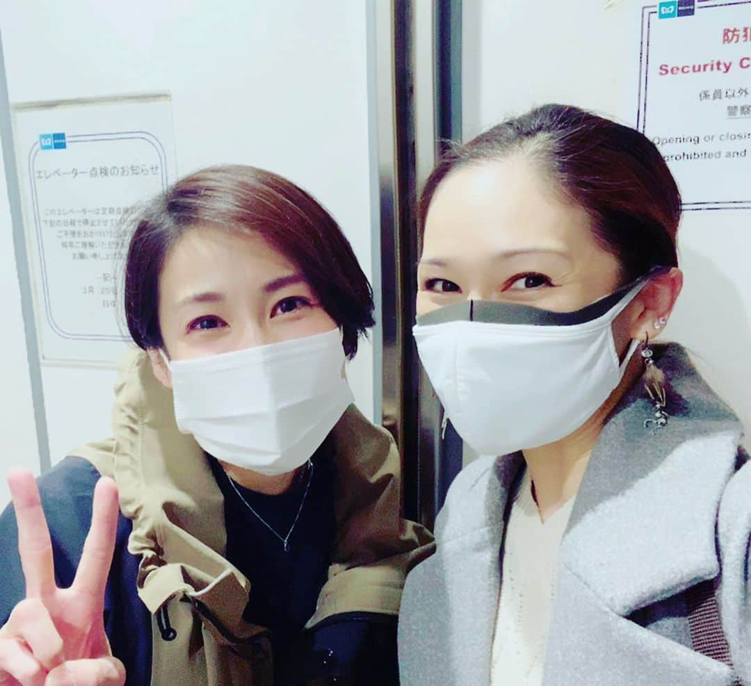 大月さゆさんのインスタグラム写真 - (大月さゆInstagram)「偶然！バッタリ！﻿ ﻿ いや、、﻿ ﻿ やっと会えた❗️あさみちゃん❤️(樺島麻美ちゃん)﻿ ﻿ 家が近くで、同じ駅を使っているはずなのに、なかなか会えなかったけど、﻿ 昨日ようやく👯‍♀️🎶﻿ ﻿ ﻿ #帝劇コンサート以来だね﻿ #先日まで﻿ #ローマで休日を過ごしていた #あさみちゃん﻿ #やっと会えた﻿」3月13日 12時04分 - sayuotsuki_official