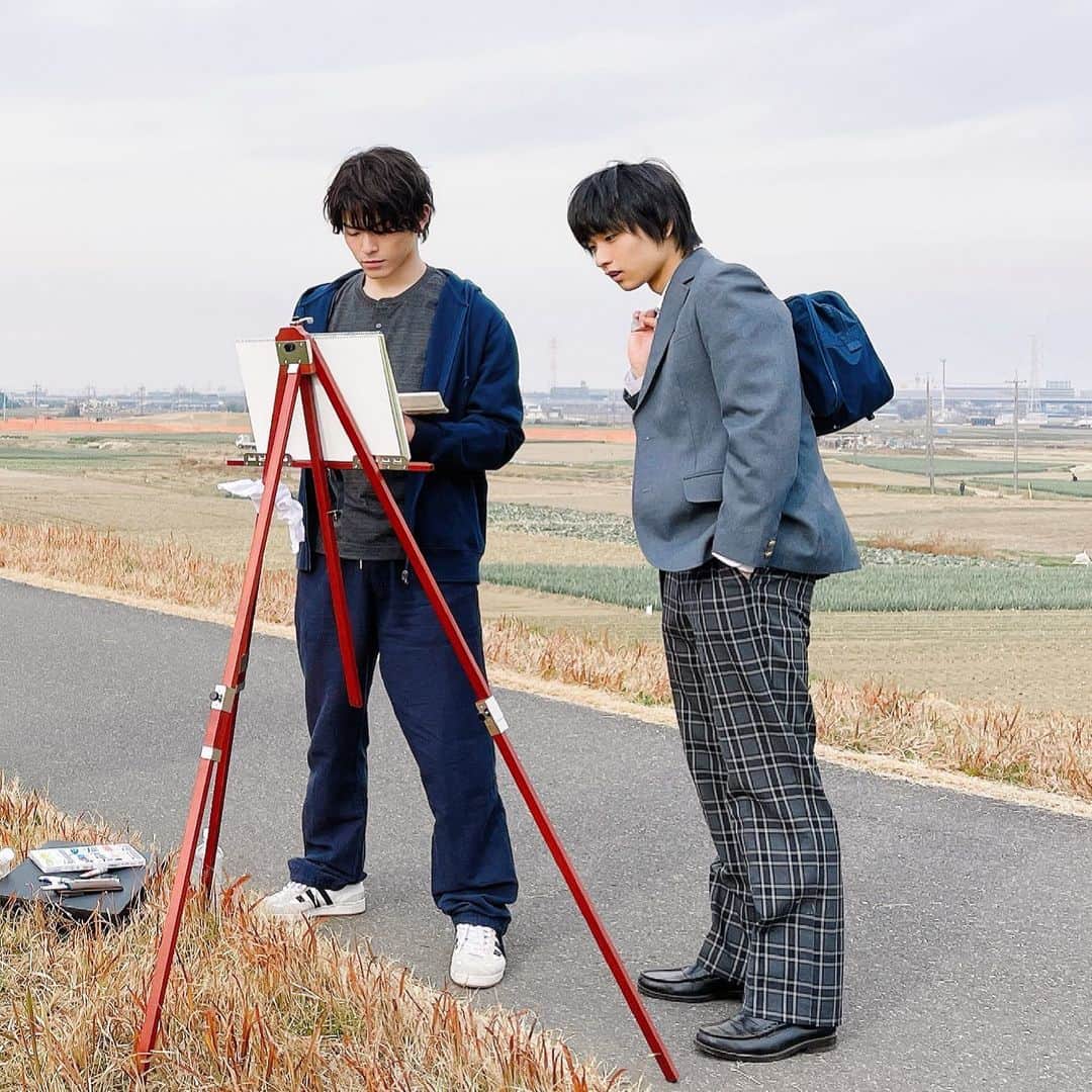 レンアイ漫画家のインスタグラム：「❤️ 「ありし日の清一郎と純」 演じるのは #松大航也 さん、#奥平大兼 さん🙌  人付き合いが苦手な兄と、クラスの人気者でモテキャラな弟。 学生時代の彼らは、一体どんな会話をしていたのでしょう⁉️  #続きは木10ドラマで📺 #レンアイ漫画家✍️」