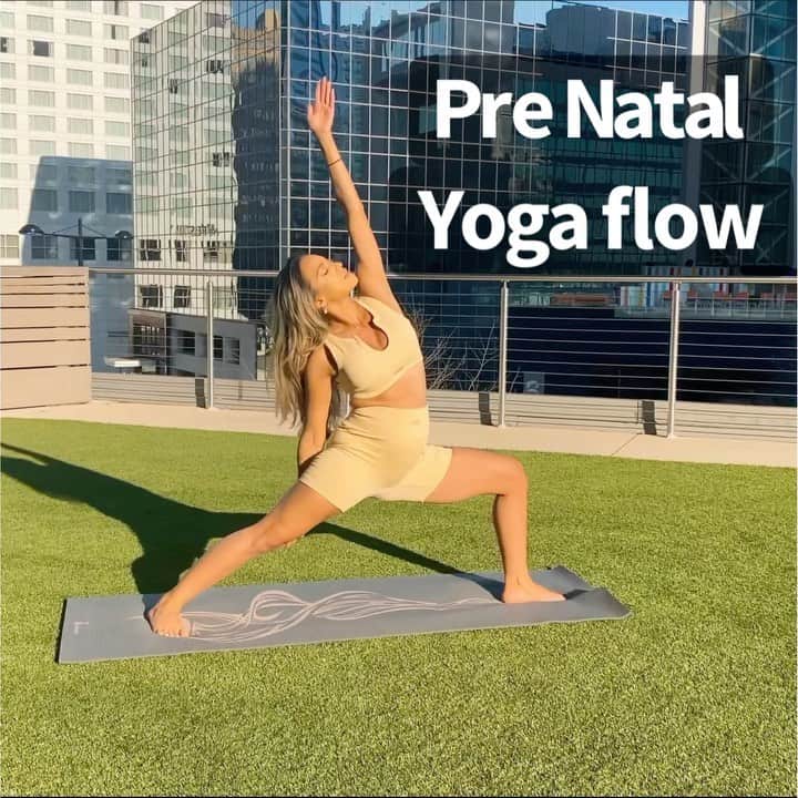 Sarah Mundoのインスタグラム：「Balanced throughout all phases of life.  Good prenatal flow for my moms to be out there. Tag a mama 😎 #yoga #vinyasa #prenatalyoga #26weeks #pregnancysession」
