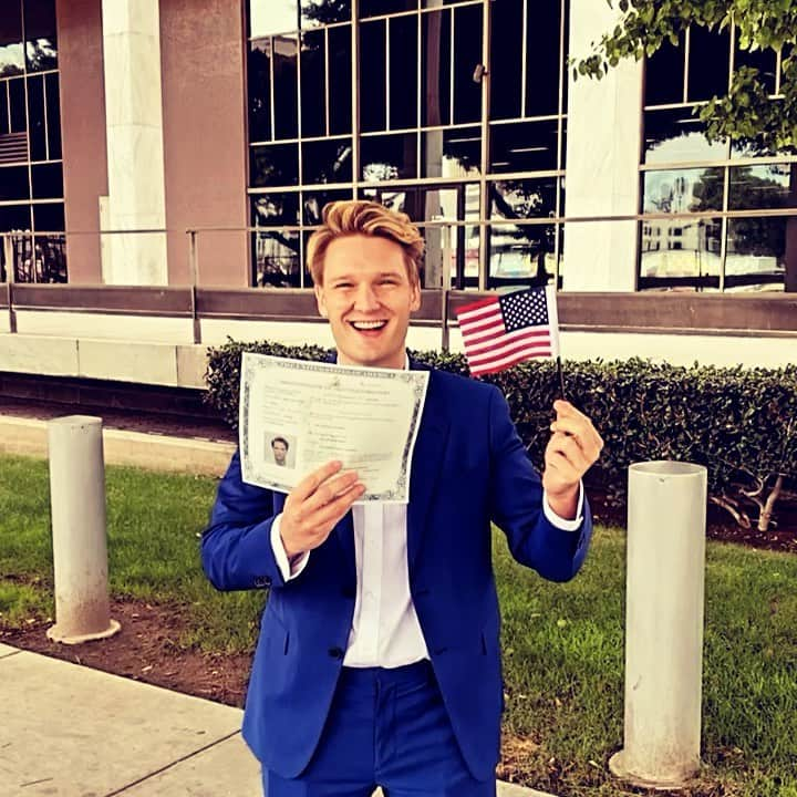 オリバー・キエラン・ジョーンズのインスタグラム：「US/UK dual citizen! #uscitizenship 🇺🇸 🇺🇸 🇺🇸 🇺🇸 🇺🇸 🇺🇸 🇺🇸 🇺🇸 🇬🇧 🇬🇧 🇬🇧 🇬🇧 🇬🇧 🇬🇧」