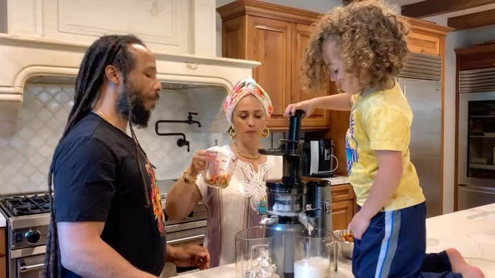 Vogueさんのインスタグラム写真 - (VogueInstagram)「Though @ziggymarley and his wife, Orly, have lived in their sprawling Spanish Colonial since 2018, it wasn’t until last year that the house finally felt complete.   “You move in, and you have all these dreams for your home, right?” Orly says. “But life started, and everyone went back to school and back to work, and we didn’t really get a chance to dig in.” It took the disruptive force of stay-at-home orders to change all that. “We always set out to have this cozy, beautiful environment, but the lockdown is what really got us to tighten everything up,” Orly says. “We went room by room and just got rid of what didn’t serve us.”   For Vogue’s April issue, we asked a wide-ranging group of creatives to show us—and tell us—how they’ve been spending their time, whether inside or outside, housebound or on the go. Tap the link in our bio to drop into Ziggy and Orly Marley’s colorful Los Angeles abode.」3月13日 6時09分 - voguemagazine