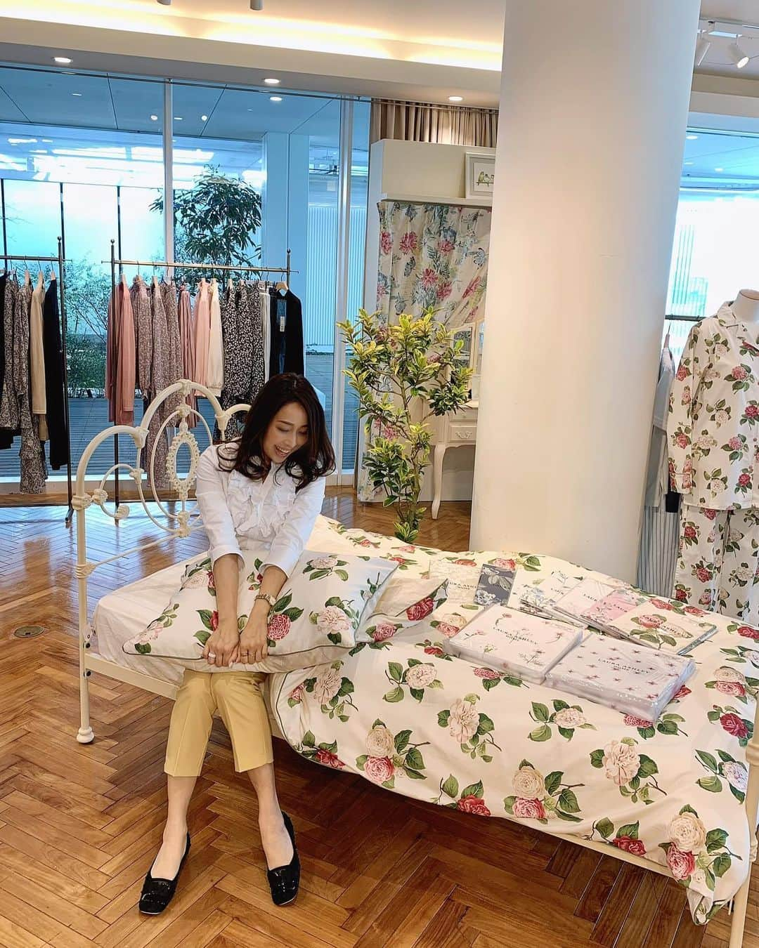 宮田綾子さんのインスタグラム写真 - (宮田綾子Instagram)「⁑ ローラアシュレイが日本再上陸🌹 @lauraashley_official_shop  内覧会にお招きいただきました♡ 　 大好きだったからめちゃくちゃ嬉しい！ 昔はカーテンもローラアシュレイで作ったりしてたな、懐かしさでいっぱいになりました！やっぱり可愛い ネットもあって、春用に花柄ハンカチとポーチを注文したの♪ポーチはもう定番だよね！  #ローラアシュレイ #ローラアシュレイのある暮らし #lauraashley #pr #インテリア #インテリア部 #インテリア雑貨 #インテリア小物 #インテリア好き #インテリア大好き #インテリア好きと繋がりたい #くらしを楽しむ #暮らしを楽しむ #家具 #生活雑貨 #ポーチ #ハンカチ」3月13日 6時45分 - ayako__miyata