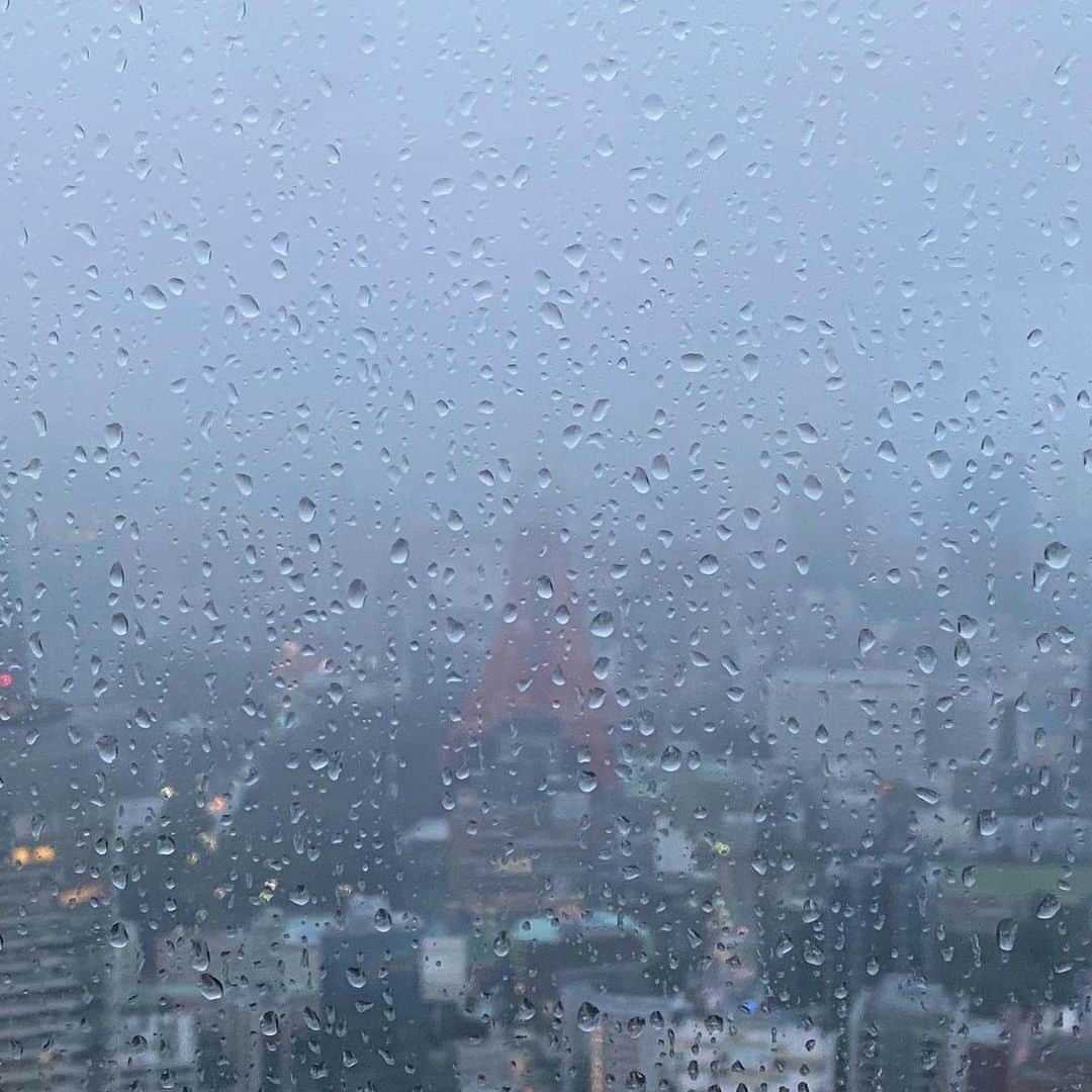 マキ・コニクソンさんのインスタグラム写真 - (マキ・コニクソンInstagram)「雨の東京からおっはよう☔️ Good morning from rainy Tokyo. ☔️  今日は朝から雨が降っていて お部屋からタワーちゃま🗼が うっすらしか見えないっ。😭 でも窓にしたたる水滴が とーっても素敵！💦💦 伝わる？😆  雨や雪の日って外は荒れてても平和な室内でゆっくりホットミルクティーを飲んで 映画を観たり読書をするのが好き！❤️❤️  今日は(も)自主隔離を 思いっきり楽しんじゃいます！Yay!! 🤗🤗 外出してる人は地面が滑りやすいから 足元にはくれぐれも気を付けてね！  気が緩んでる時にアクシデントが おこるから常に”油断大敵”で 気を引き締めて行ってらっしゃい！👋🏼  #エア東京タワー🗼 #油断大敵 #足元に気を付けて怪我しない様にね！ #自主隔離Day3」3月13日 7時54分 - makikonikson