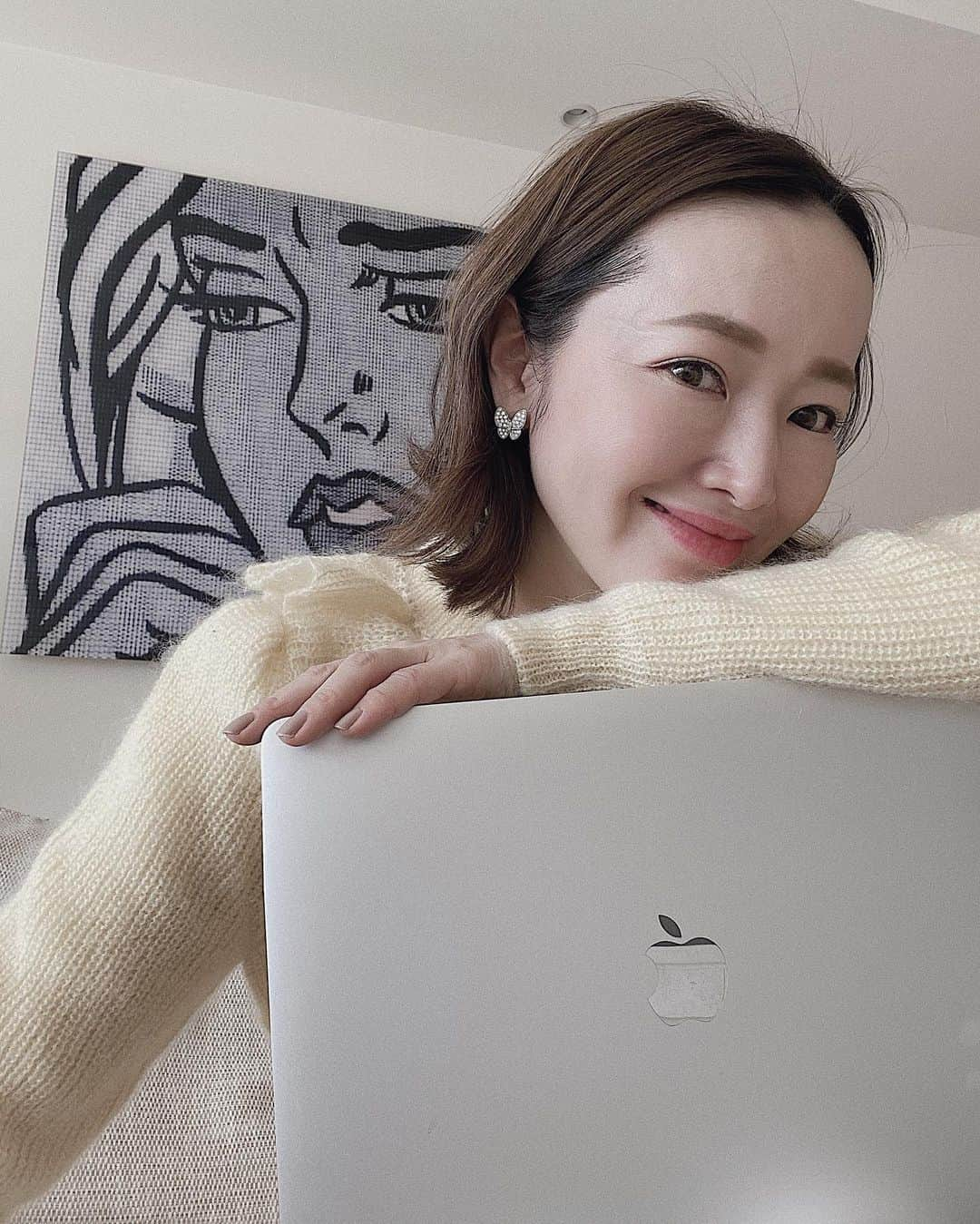 翁安芸さんのインスタグラム写真 - (翁安芸Instagram)「おはようございます💻💛  今日は午後3時から、 @25ansjp @elleshop_jp と一緒にインスタライブをさせていただきます💕  お時間ある方はぜひ参加してください😃  #saturday #instalive #25ans #ELLEshop #akiweng #翁安芸」3月13日 8時47分 - akinyc