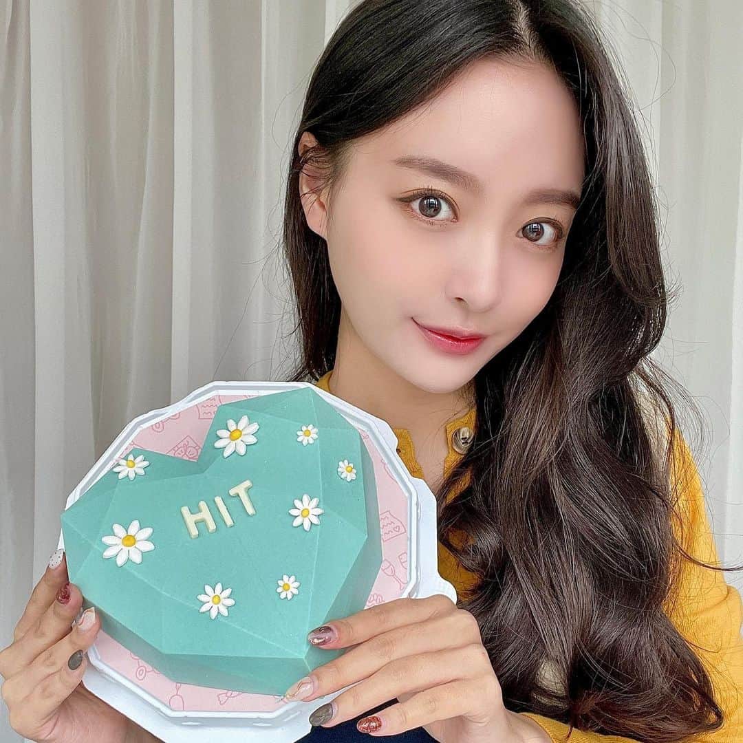 のインスタグラム：「#광고   화이트 데이를 맞아 KT에서 집으로 초콜렛이 하나 왔는데요, 초콜렛 위에 HIT이라는 글씨가 있어서 ⚒망치로 초콜렛을 깼더니 사탕과 함께 DIGICO KT라는 글자가 등장!!! 찾아봤더니 디지털 플랫폼 기업으로 나아가는 KT를 말한다고 하더라고요! KT의 새로운 시작이 기대됩니다💕   #digicokt #화이트데이 #초콜릿 #디저트 #캔디 #sweetkt #whiteday #crush #chocolate」