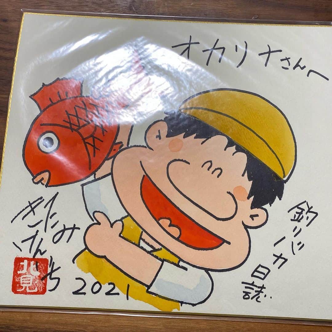 おかずクラブのインスタグラム：「おはようございます☔️  雨凄いですね。オカリナです。  以前「あいつ今何してる？」 のリモートロケでお世話になった きたみけんいち先生からサインを頂きました！  しかも似顔絵まで！！  嬉しい！ありがたいです！！  きたみせんせいは漫画釣りバカ日誌の作画担当の方です！  漫画家さんて凄いなー。  時期が時期なので直接お会い出来ないのが残念でした。」