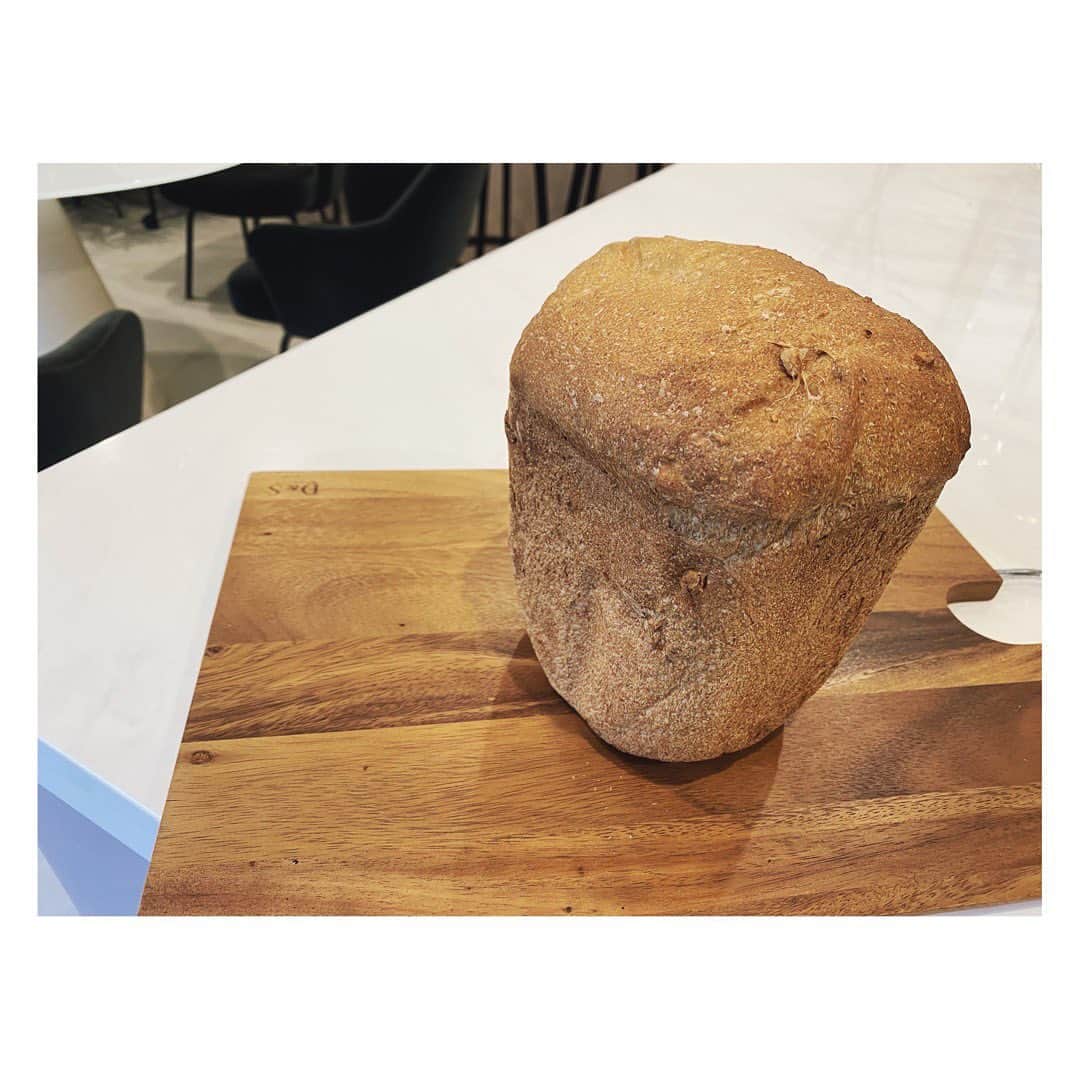 大塚愛さんのインスタグラム写真 - (大塚愛Instagram)「パン焼きを再開した。  パンの香り×おはよう＝最高  全粒粉に黒糖を使って、くるみ混ぜました。  めちゃくちゃ美味しい👯‍♀️  AIO　#morning  #home #bread  #walnut  #朝ごはん  #食パン #全粒粉パン  #くるみパン  #おはよう」3月13日 9時07分 - aiotsuka_official