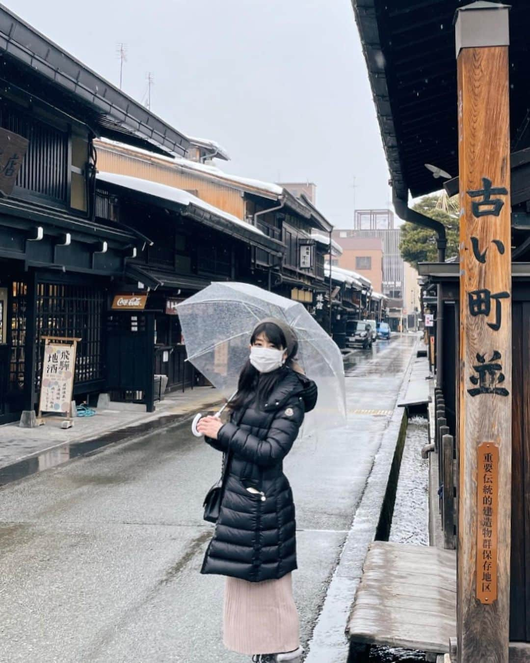 土屋香織さんのインスタグラム写真 - (土屋香織Instagram)「✈︎.高山 古い町並み 𝕋𝕒𝕜𝕒𝕪𝕒𝕞𝕒 𝔾𝕚𝕗𝕦 季節が変わってしまう前にこちらを ❄︎ 白川郷へ行った時に 高山の古い町並みも観に行きました♬ . 最近こういう場所に来る機会が多かったから 日本酒の酒造がある場所や 醤油とかお味噌を作ってる場所って 昔からずーっと作り続けていて 建て替えしづらいからこういう古い町並みが そのまま残っているのかなーってふと思いました。 （あとは戦争で焼けなかったとかね。） . 素敵な町並み✧︎*。 お散歩楽しかったな( ˘͈ ᵕ ˘͈ )♡♡♡ . . . #振り返り投稿 #かおvoyage #飛騨高山 #古い町並み #高山 #岐阜観光 #岐阜 #岐阜旅行 #gifu #東京女子部 #たびすたぐらむ #旅行 #旅行好きな人と繋がりたい #旅行好き女子 #旅行好き #旅スタグラム #旅好きな人と繋がりたい #フォトジェニック #retrip_nippon #retrip_japan #タビジョ #genic_japan #beautifuldestinations #bestphoto_japan #tabigenic #旅行好き女子 #iamatraveler #instagramjapan #retrip_gifu #再発見日本の真ん中」3月13日 9時07分 - kaorintsuchiya