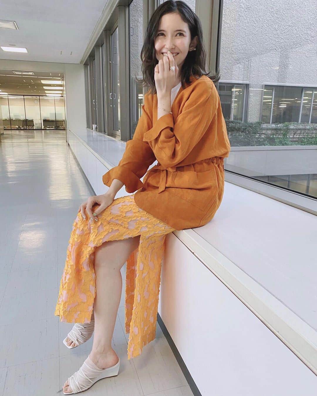 のインスタグラム：「どすこい研、第5回！﻿ 今回はうっちゃり。近年はなぜこんなにも減ったかや、必要な技術と状況を深掘りします。﻿ 面白かったー﻿ 相撲とりたい﻿ ﻿ NHKBS1「大相撲どすこい研 第5回 うっちゃり」﻿ 3月13日　16:00〜﻿ NHKBS1 (再放送)﻿ 3月14日　7:10〜﻿ ﻿ TBS「じょんのび日本遺産」﻿ 3月14日　6:00〜﻿ BS-TBS「麺鉄 〜冬の北海道・釧網本線編〜」﻿ 3月14日　23:00〜﻿ ﻿ J-WAVE「TRUME TIME AND TIDE」 ﻿ 3月13日　21:00〜﻿ ゲストは武井壮さん！﻿ ﻿ NHKFM「×（かける）クラシック」﻿ 3月15日　7:25〜(再放送／2月14日放送分)﻿ ﻿ どすこい研の衣装は↓﻿ ﻿ #ジャケット @fillthebill_mercantile﻿ #カットソー @ezumi.official﻿ #スカート @masaco_teranishi﻿ #シューズ @w_and_m﻿ #右手リング #バングル #イヤカフ @hirotakajewelry﻿ #左手リング #ピアス @ten.____﻿ #スタイリスト @okapiiiii  #ヘアメイク @cheka.ink  ﻿ #市川紗椰 #衣装 #相撲﻿ ﻿」