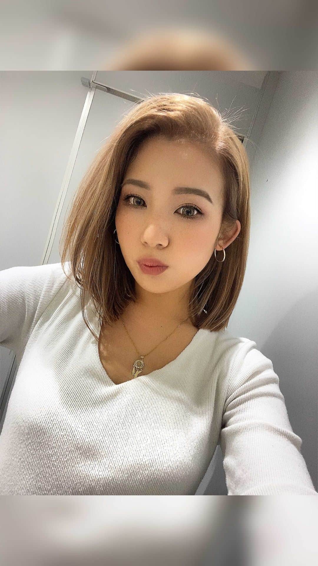 Eminanaのインスタグラム：「. . . . ついに、、、念願のボブにしました🦋 . 30cm弱切って髪もつるつる！ ケアブリーチをしてハイトーンに🌸 . . やっぱりロングヘアのイメージがあるみたいで 似合うかどうか少し不安あったけど 大好評で嬉しすぎた🙈💕 . 50件以上DMきてビビりました！笑 . みんなたくさん褒めてくれてありがとう😝 . ロングヘアー卒業記念に動画に残しました😂 . . もう26歳なので少し大人っぽいラインを 攻めてみようと思います👠笑 . . @album_miho さんありがとうございます🤍」