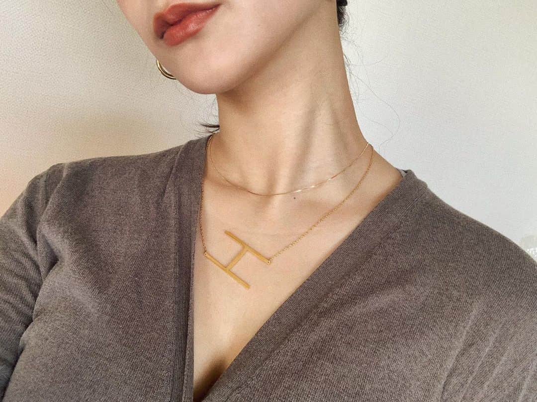 小屋春菜のインスタグラム：「イニシャルネックレス♡ 元からつけてる物と重ね着けしてもよく合う🥰存在感あって良い〜！  @emiry__kt   #アクセサリー　#イニシャルネックレス」