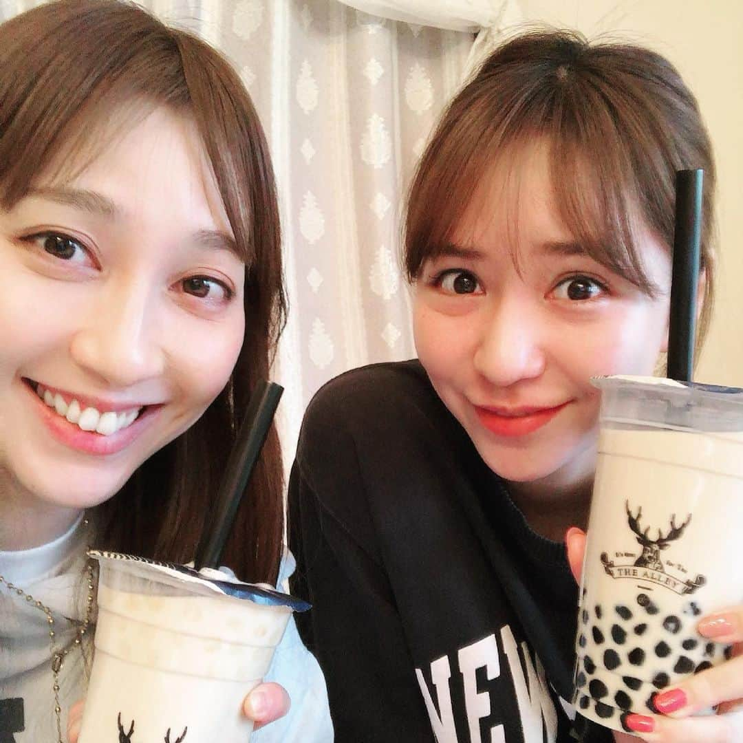 はいだしょうこさんのインスタグラム写真 - (はいだしょうこInstagram)「可愛い後輩シリーズ🌸  5年前くらいだったかな？！🤔 ミュージカルで共演してから、 仲良しの「河西智美ちゃん」💓  私達が仲良しな事は、もしかしたら、 あまり知られていないかも？！ しれませんが😊  昨日アップされた、 YouTubeで、彼女とゆるり企画会議トークをしています！ 私のことをいっぱいお話ししてくれているので、私はここで。。。☺️⬇️  世間から見た、彼女のイメージは、 それぞれあるのかもしれませんが🤔  私から見た、とも（おちゅー🐭）は、 可愛くて、優しくて、楽しくて、 一生懸命で、 自分の考えをきちんと持った、 素敵な子です☺️💓  きっと、若い頃からグループという組織の中にいたから、 色々な経験をして、沢山苦労して、学んできたんだろうな。。。と。  だからこそ、人の痛みもわかり、 人の心に寄り添う事ができる、あたたかさを持っているんだな。。。って思います😌  そして、 親しくても礼儀正しくて、自分を持ち、いい意味で流されず、口も堅く、 信用ができます☺️  でも、雰囲気だけ見ていたら、もしかしたら、勘違い？！されてしまうタイプなのかな？🙄ともおもったりして🤔  でもね、 最近、よく思うんだけど、 始めはわからなくても、ちゃんと見ていれば、本当のその方の姿、真実が見えて来るな。。。😌と。  その方の言動で、本当の事が見えて来る👀🌱  私もなかなか騙されやすいんだけど🤤じっくり観察していると、ずるい人は分かるし、おかしな事をしている人も分かる🙀  また、その辺は話す機会があったら、はなすね😆😏😎  ずいぶん前に撮ったお写真もふくめ、 2人のプライベートの写真が沢山たまっていたので、載せるね😊✨  私の大好きな「妹」💓 「おちゅー🐭」と、 姉の 「おしょー🐱」を、  これからも、 よろしくお願いいたします🙇‍♀️☺️  あはは🤤  #河西智美　ちゃん #仲良し #YouTube #コラボ  #一回り違い🤤  #おちゅー🐭 #時に赤ちゃん👶😁  #人間関係、無理しない😌 #心の声を大切に。 #いつか、お話しできる時がきたら、話しちゃお😆  #私を助けてくれた人は、私が守るんだぁー！！😆💓 #おちゅー🐭のチャンネル、「チユウチャンネル」も、観てね😌 #画伯が登場してまふから🤤」3月13日 9時57分 - haida_shoko