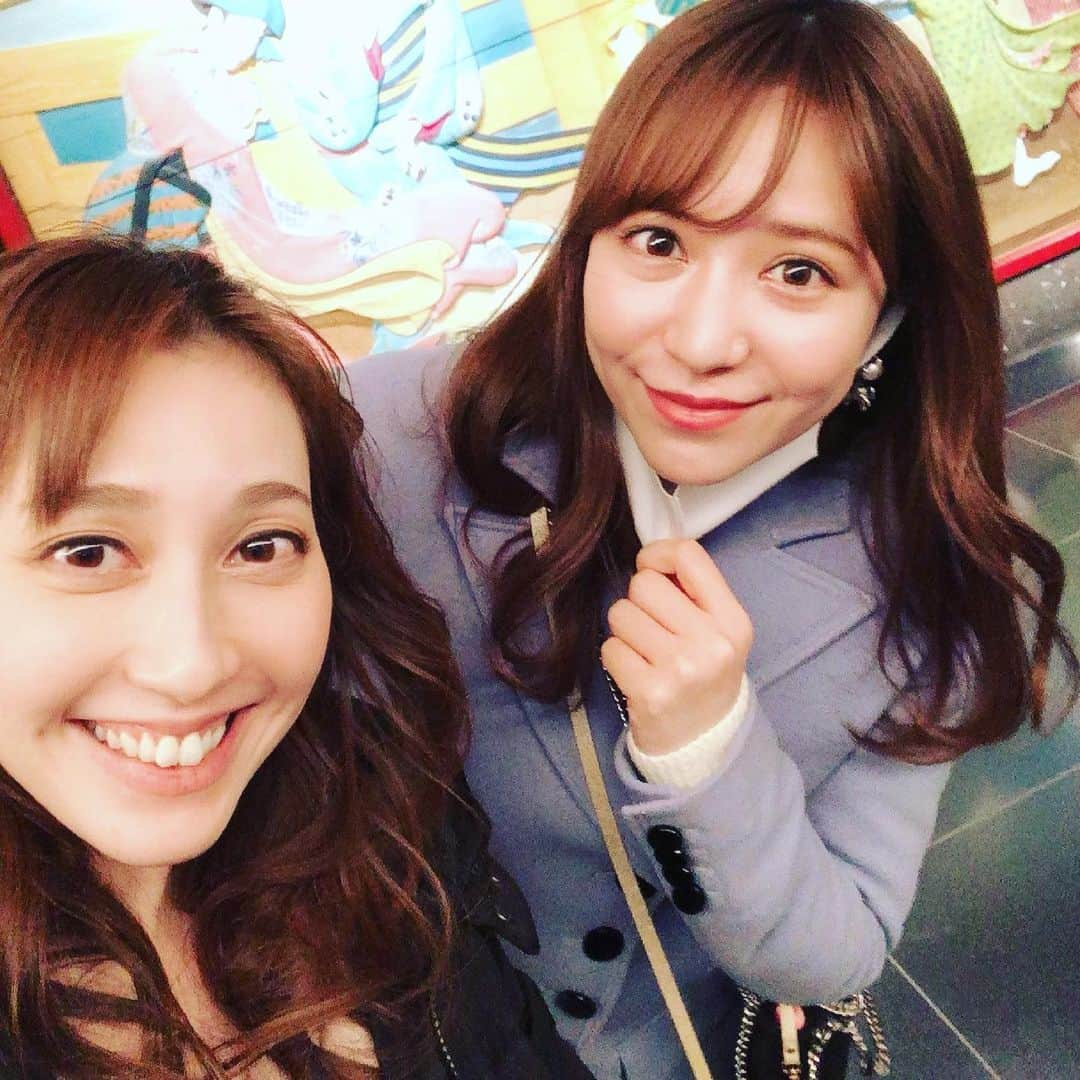 はいだしょうこさんのインスタグラム写真 - (はいだしょうこInstagram)「可愛い後輩シリーズ🌸  5年前くらいだったかな？！🤔 ミュージカルで共演してから、 仲良しの「河西智美ちゃん」💓  私達が仲良しな事は、もしかしたら、 あまり知られていないかも？！ しれませんが😊  昨日アップされた、 YouTubeで、彼女とゆるり企画会議トークをしています！ 私のことをいっぱいお話ししてくれているので、私はここで。。。☺️⬇️  世間から見た、彼女のイメージは、 それぞれあるのかもしれませんが🤔  私から見た、とも（おちゅー🐭）は、 可愛くて、優しくて、楽しくて、 一生懸命で、 自分の考えをきちんと持った、 素敵な子です☺️💓  きっと、若い頃からグループという組織の中にいたから、 色々な経験をして、沢山苦労して、学んできたんだろうな。。。と。  だからこそ、人の痛みもわかり、 人の心に寄り添う事ができる、あたたかさを持っているんだな。。。って思います😌  そして、 親しくても礼儀正しくて、自分を持ち、いい意味で流されず、口も堅く、 信用ができます☺️  でも、雰囲気だけ見ていたら、もしかしたら、勘違い？！されてしまうタイプなのかな？🙄ともおもったりして🤔  でもね、 最近、よく思うんだけど、 始めはわからなくても、ちゃんと見ていれば、本当のその方の姿、真実が見えて来るな。。。😌と。  その方の言動で、本当の事が見えて来る👀🌱  私もなかなか騙されやすいんだけど🤤じっくり観察していると、ずるい人は分かるし、おかしな事をしている人も分かる🙀  また、その辺は話す機会があったら、はなすね😆😏😎  ずいぶん前に撮ったお写真もふくめ、 2人のプライベートの写真が沢山たまっていたので、載せるね😊✨  私の大好きな「妹」💓 「おちゅー🐭」と、 姉の 「おしょー🐱」を、  これからも、 よろしくお願いいたします🙇‍♀️☺️  あはは🤤  #河西智美　ちゃん #仲良し #YouTube #コラボ  #一回り違い🤤  #おちゅー🐭 #時に赤ちゃん👶😁  #人間関係、無理しない😌 #心の声を大切に。 #いつか、お話しできる時がきたら、話しちゃお😆  #私を助けてくれた人は、私が守るんだぁー！！😆💓 #おちゅー🐭のチャンネル、「チユウチャンネル」も、観てね😌 #画伯が登場してまふから🤤」3月13日 9時57分 - haida_shoko