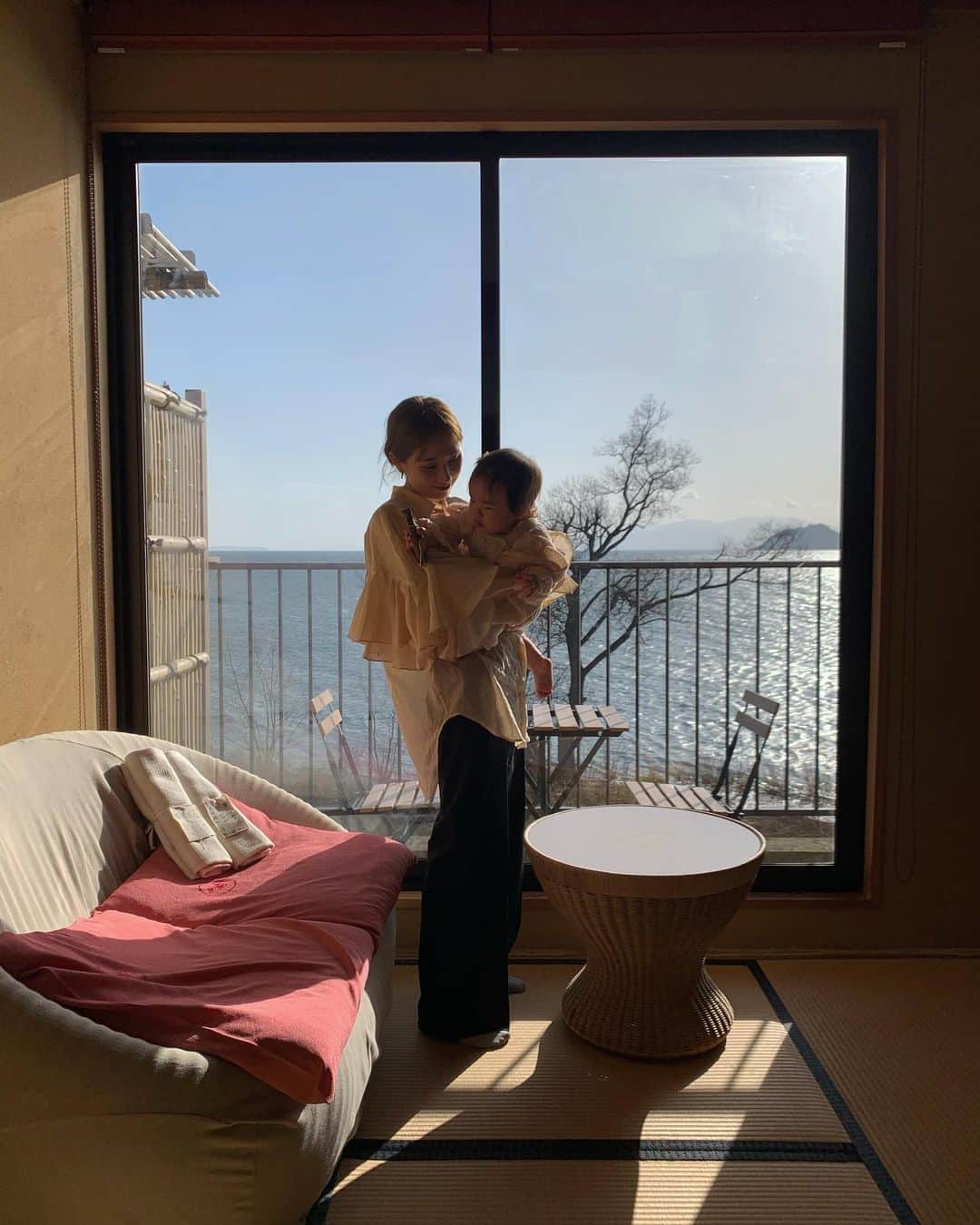 伊地知朋子さんのインスタグラム写真 - (伊地知朋子Instagram)「____ 部屋食部屋風呂でゆったり家族時間♨️琵琶湖ビューの広い景色に心癒された。 赤ちゃんも温かく迎え入れてくれるお宿で安心して過ごせた。 ____ #0y10m #びわこ #家族旅 #温泉 #紅鮎」3月13日 9時58分 - tomoko_urbanbobby