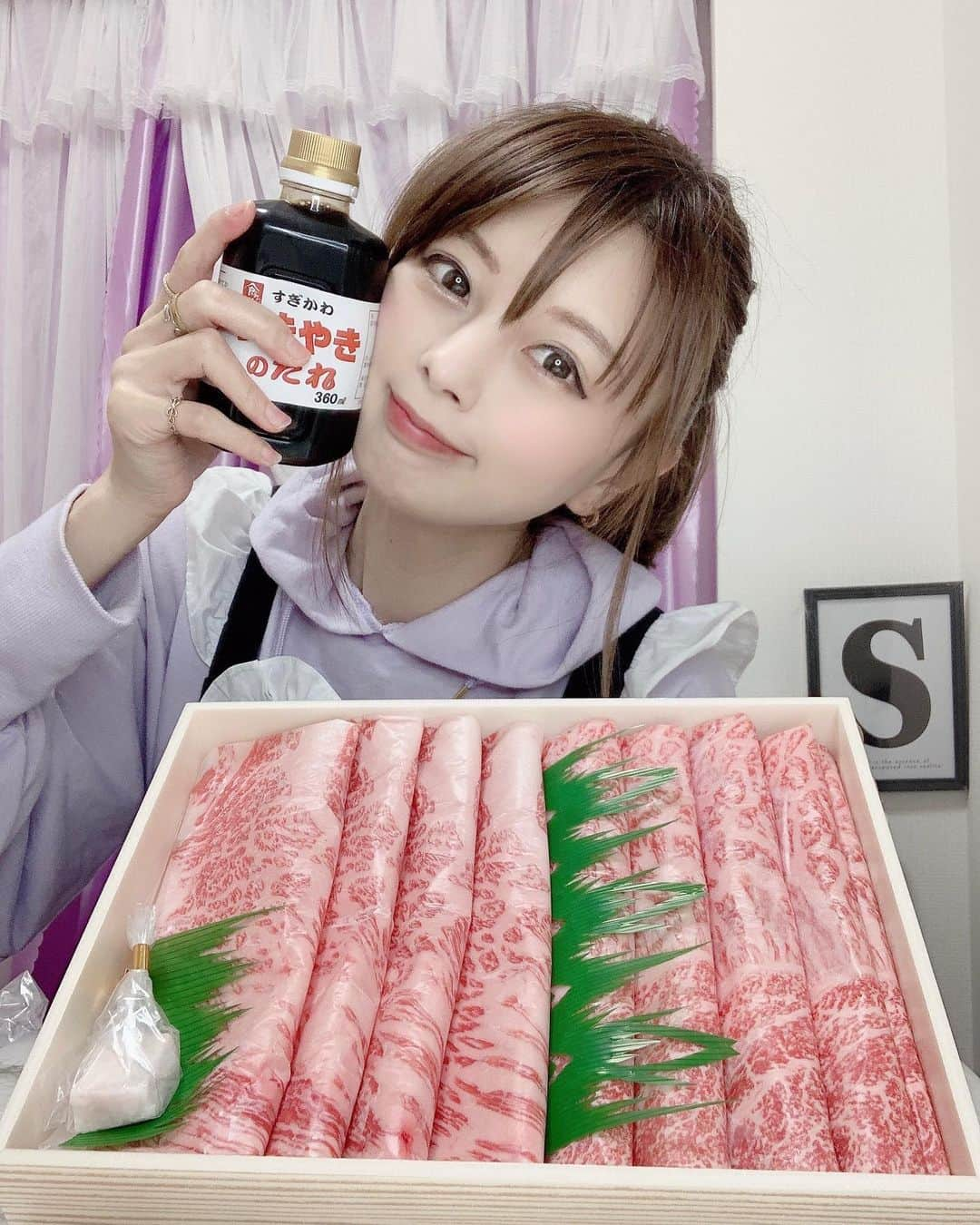 satomiさんのインスタグラム写真 - (satomiInstagram)「🐮 Ａ５和牛🐮　・  有名シェフ・渡邉明がセレクトしたおうちごはん（@akira0202afc )様の「すき焼きセット」をお取り寄せ🍽 ・　 割り下もお野菜もお肉がセットで届くので お鍋さえあれば出来ちゃう♡ ・ 初🌟鳥取和牛❗️甘くてとろけました🤤 柔らかくて赤身と脂のバランスがgood👍 そしてタレも名店・すぎかわのすき焼きのタレということで絶品✨✨ ・ ______________________________ ↓中身↓ ・ ☆鳥取和牛 肩ロースすき焼き用　２００ｇ ☆鳥取和牛　モモすき焼き用　２００ｇ ☆ 白菜 ☆大きな椎茸 4個 ☆白ネギ ☆割り下 360㎖ ・ ______________________________ ・ お取り寄せのクオリティ高い逸品でした！ ご馳走様でした🍽 ・ #FARM_AKIRA #すき焼き #豊かな食卓 #おうち鍋 #a5和牛 #おうちグルメ #通販グルメ #和食ごはん #pr #お家ご飯 #sukiyaki #鍋パーティー #鍋パ #お取り寄せ鍋 #さとみのグルメ記録 #肉食女子 #肉スタグラム #お取り寄せグルメ」3月13日 10時18分 - saatoomii47