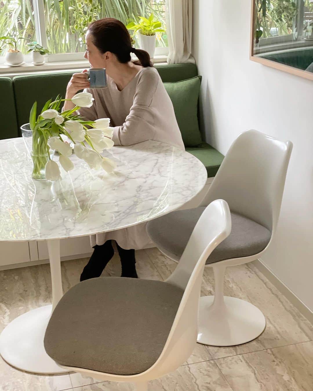 のインスタグラム：「チューリップチェアとチューリップ。  #eerosaarinen #tulipchair #チューリップチェア#チューリップ」