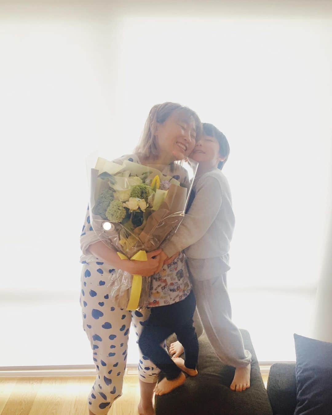 花盛友里のインスタグラム：「明後日は8回目の結婚記念日。  朝から旦那が『ちょっとコンビニ行ってくるわ』ってゆうてなかなか帰ってこないからマンガでも読んでんのか？とおもってたら、花買って帰ってきたー！  やるやーん！  めっちゃ寝癖でめっちゃパジャマやけどまぁええわ💕  ありがっとー！」