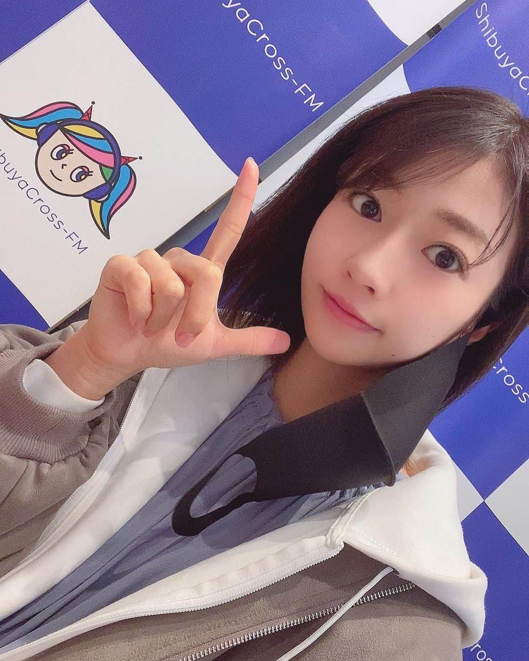 大貫彩香さんのインスタグラム写真 - (大貫彩香Instagram)「ラジオ生放送 有難う御座いました✨  渋谷クロスFM グラチアのフレフレスポーツ！  本日のゲストは 元ビリヤードの日本チャンピオンで現在、株式会社グリーンウォーターズ 代表の水下 広之さんをお迎えし、 アスリートの方のセカンドキャリアについて お話をお伺いしました！  ご自身が現役時代に苦労された経験から生まれたアスリートサポートシステムは未来を明るくするニュースでした。応援の気持ちが届きます様に🌸  水下さんが現役と企業を同時にこなしていた時のお話は私も参考になったなぁ💭  グラチアラジオも月に一回になったけど 計画的に集中して密度の濃い時間にしていきます！✨  次回は4月10日、土曜日のお昼２時からです📻  本日は、雨の中たくさんのご観覧も 有難う御座いました😭😭💖 グラチアは私にとって憩いの場。 大好きなメンバーファンの皆さんが私の支えです✨  生放送の後はご飯にいったよー♪ 友達って戦友ていいねー♪  #ラジオ　#渋谷クロスFM #スポーツ　 #アスリート　 #応援　#ビジネス　#IT」3月13日 21時28分 - sayaka_oonuki