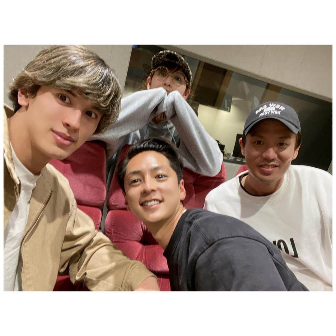 才川コージのインスタグラム：「明日朝９時！ 仮面ライダーセイバー 第26章「深き闇、剣と共に。」  みてね！  この間、セイバーメンバーにお祝いしてもらいました！ ありがとう^ ^  そして、事務所でプレゼントやお手紙も受け取りました！ いつも応援ありがとうございます！大切にします！  #仮面ライダーセイバー  #kamenrider」