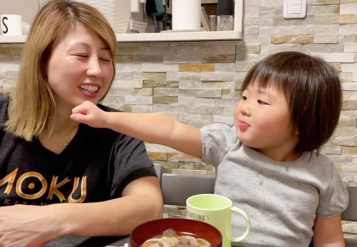 吉田ちかのインスタグラム：「Tested Pudding to see if she knew the difference between work and walk - words Japanese people often have trouble differentiating. She totally got it! ﻿ ﻿ Osaru-san on the other hand is still having trouble - he got so confused he accidentally put the two words together and made his own word “wark” during his recent English challenge 🤣﻿ ﻿ 先ほどアップした動画でシェアしましたが、Workとwalkの違い、プリンがわかってるか試してみました！しっかり理解しててびっくり！﻿ ﻿ 一方おさるさんは、カタカナ英語に混乱されてなかなか違いを聞き取れず💦 結果dictationでは、walkとworkが合体されてwarkになってました😅 動画をまだ見てない方は是非！﻿ ﻿ カタカナだとwalkは、ウォーク、workは、ワークですが、実際の発音だと逆の方が近いです。walkがワーク、workがウォーク！ややこしい！﻿ ﻿ カタカナ英語の固定概念のない子供はすんなり理解できちゃうんですよね！」