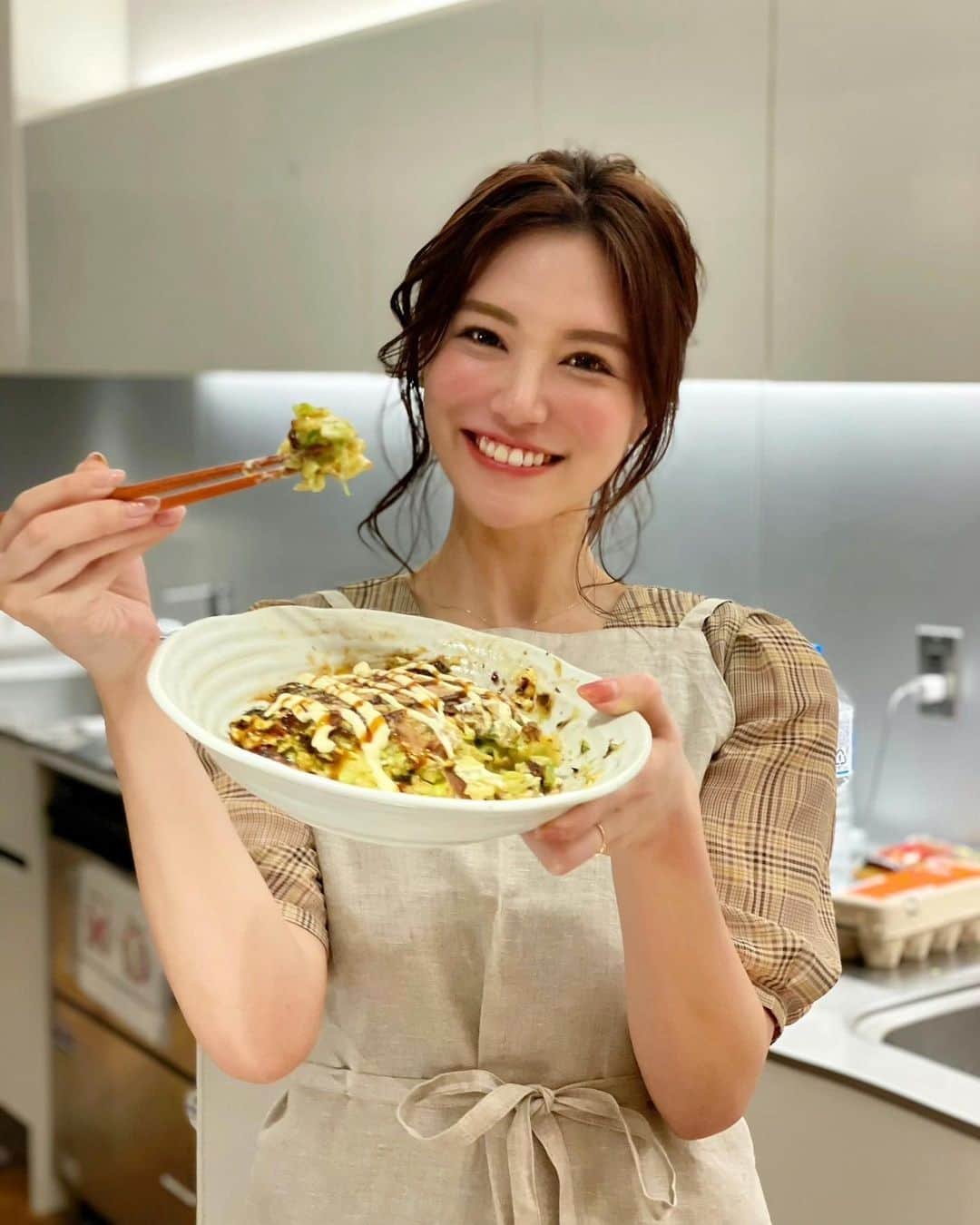 石井里奈さんのインスタグラム写真 - (石井里奈Instagram)「こんばんは⭐️ . 昨夜は広島県お料理配信インスタライブ、 ありがとうございました🥰❤️✨ . 昨年一緒に広島旅行に行った仲良しの @yuisho_ri ちゃんをゲストにお迎えして、広島旅行を振り返って思い出話をしながらお好み焼きとレモネードを作りました✌️🧡 . 私のIGTVのアーカイブにも残っていて何度でも観れるのでぜひ見てくださいね🥰💕 . ライブ中、広島旅行に行った時の2人の投稿や写真を見返してたら思い出トークが止まらなくてら裏話がたくさんです❣️笑 とにかくまた広島県に旅行にいきたくなりました🥺🧡✨ . ゆいちゃんが作ってくれたお好み焼きがまた美味しくて❣️広島で食べた八昌のお好み焼き思い出しちゃったなぁ💕ライブでも旅行気分をみなさんと味わえて本当楽しかったです♬ 私の作ったレモネードも未来心の丘で飲んだレモネード思い出したよ🥰🍋 . 広島県は、こんなところ日本にあったんだ！と思うような写真を撮りたくなる素敵な観光スポットがたっくさん！！ #ミタイケンひろしま で私たちの投稿も見返せるのでぜひチェックしてみてください💕 . インスタライブでお知らせした広島県の美味しいお菓子が当たるキャンペーンも @visit_hiroshima から確認してね🧡 . 女子旅でも家族でもカップルでも楽しめる場所が多いので落ちついたら是非遊びに行ってほしいです！！私もすぐ遊びに行きたいな❣️ゆいちゃんと次回行きたい場所もライブで紹介してるよ✌️ . インスタライブ見てくださった方、IGTVで見てくださった方、感想お待ちしてます💕 . #広島県 #広島グルメ #広島 #広島旅行 #ミタイケンひろしま #お好み焼き #hiroshima #レモネード #おうちごはん #おうちごはん部 #おうちごはんlover #お料理 #料理 #クッキングラム #cooking #cookingram #エプロン #料理記録 #料理動画 #旅行 #旅行好き #女子会 #インスタライブ #国内旅行 #タビジョ #ホットプレート #デリスタグラム #okonomiyaki #japanesefood #lemonade」3月13日 20時04分 - ri7tin1025