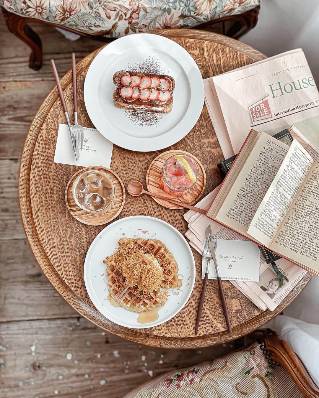 のインスタグラム：「‥﻿ ﻿ 𝑈𝑛 𝑤𝑒𝑒𝑘𝑒𝑛𝑒 𝑎 ℎ𝑜𝑚𝑒﻿ 2021年2月28日 open﻿ ＼ 完全紹介制の特別な韓国風カフェ／﻿ ﻿ ﻿ お家で過ごす週末がコンセプト﻿ 店内は韓国っぽインテリア満載﻿ ほっこりゆったりできる空間💭﻿ だけど時間制限あり〼💭﻿ ﻿ ﻿ ソンカラティラミスとクロッフル ﻿ ﻿ ﻿ @un_weekend_a_home フォロワー限定完全紹介制﻿ 私はご招待枠ではありません﻿ 普通にフォロー申請のマニュアルを遂げました🙋🏻‍♀️﻿ フォロワーになるためには﻿ 紹介を通さないと無理のようです💭﻿ ﻿ ﻿ お席は完全予約になってます💭💭﻿ ﻿ ﻿ 𝑈𝑛 𝑤𝑒𝑒𝑘𝑒𝑛𝑒 𝑎 ℎ﻿ 京都市東山区松原町272-5﻿ 時間: 11:30〜　イートイン完全予約制﻿ @rogeseoul さんの雑貨も購入可能🕯﻿ —————————————————————﻿ 見てくださる方にプラスになる投稿をしていきます﻿ 是非いいね♡フォロー♡﻿ よろしくお願いいたします𓅟﻿ 私の写真の編集については﻿ フォトレッスンでレクチャーをしています﻿ —————————————————————﻿ #sweets#kyoto#unweekendahome#un_week_end_a_home#京都#京都カフェ#京都グルメ#京都スイーツ#京都観光 #京都観光#京都コーヒー#京都カフェ巡り#韓国カフェ#韓国好きな人と繋がりたい#インスタグラム#インスタ映え#インフルエンサー#テイクアウト#食べ歩き#韓国好きな人と繋がりたい#韓国カフェ巡#祇園カフェ#東山カフェ」