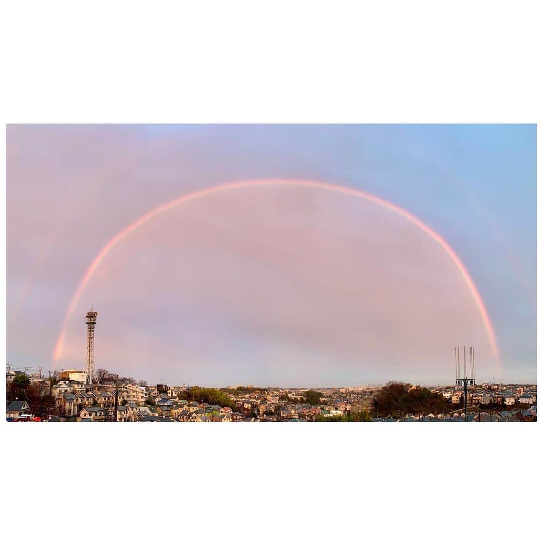 風花舞さんのインスタグラム写真 - (風花舞Instagram)「友人が送ってくれました。 すごい雨だったから？こんな綺麗な虹が出ていたらしい。 実際に見てみたかったなー。  癒やされました🌈」3月13日 20時15分 - kazahanamai_official