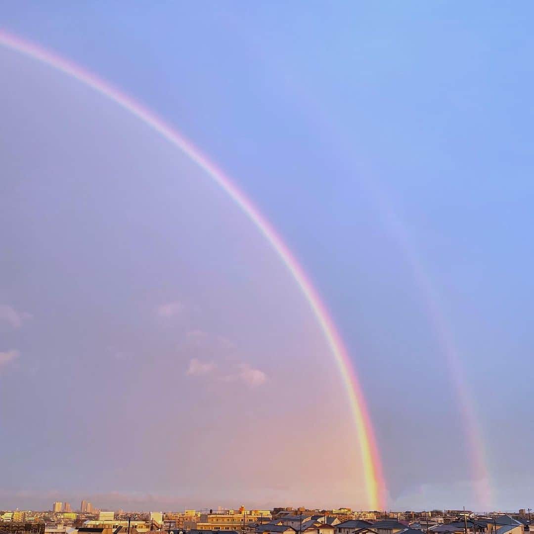 藤澤恵麻のインスタグラム：「大雨が降った後、空を見上げると大きな虹が！ よく見るとダブルレインボー🌈 皆さんにも良いことがありますように...  これから天気が崩れる地域の方々、くれぐれも気をつけてお過ごし下さい。  #恵麻 #ema #虹 #ダブルレインボー #rainbow #雨上がり #空」