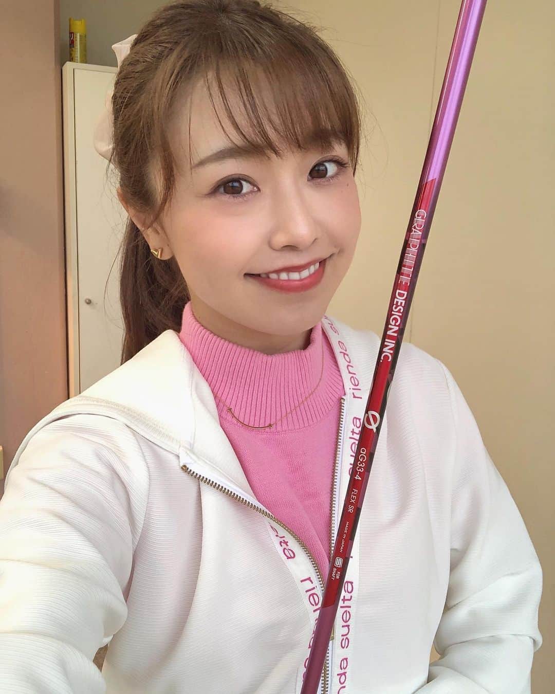 萩原菜乃花のインスタグラム：「ドライバーのシャフトを変えたよ☺️  @graphite_design_official からGシリーズのピンク色のシャフトが発売されました〜！！ ピンクが大好きな私にはぴったり🥺💕  私は40グラムのSR🙋‍♀️  打感もとってもよくて振り抜きやすい！！ コースで打つのが楽しみ🌼  #グラファイトデザイン#シャフト#ピンクシャフト#ドライバー#ゴルフ#ゴルフ女子#ゴルフ男子#ゴルフコーデ#ゴルフウェア#スポーツ#スポーツ女子#golf#golfgirl#instagolf#golffashion#golfswing#golfstagram#골프#高尔夫」