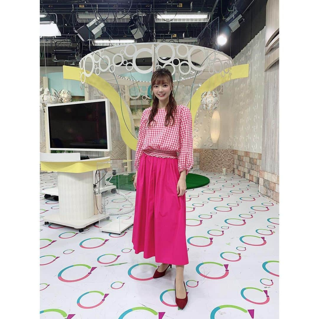 加藤里奈（カトリーナ）さんのインスタグラム写真 - (加藤里奈（カトリーナ）Instagram)「NHK『ウイークエンド中部』 カトリーナのトレンド探偵「骨格診断」 観て下さった方、ありがとうございました🙏💖 いかがでしたか！？  ✅衣装は… ✔️tops  @globalwork_official ✔️skirt @techichi_official ✔️shoes @gu_global @gu_for_all_   ✅髪型は @su_ko777 さんでした👩🏻 ありがとうございました✨  ✅月曜からこちらで放送動画観られます！！↓ https://www4.nhk.or.jp/P2134/24/  VTR出演は二神弓子さんでした👸🏻✨  そして、今月多くの雑誌で骨格診断の特集がありましたが、 VTRに出てきたのは主婦の友社「Ray2021年4月号」📚 @ray.magazine  現在発売中なので書店で見かけたら手にとってみて下さい💕  #NHK #衣装 #globalwork #グローバルワーク #techichi #テチチ #フレアスカート #コーディネート #アナウンサー #ハーフアップ #大人コーデ  #ヘアアレンジ #ハーフアップアレンジ #サーキュラースカート #骨格診断 #骨格ナチュラル #骨格診断ナチュラル #骨格ストレート #骨格ウェーブ #骨格診断ストレート #骨格診断ウェーブ #骨格 #ファッション好きな人と繋がりたい #トレンド #ray #ファッション部 #coordinate #加藤里奈 #二神弓子 #スタジオ」3月13日 20時34分 - rinakatoktriiina