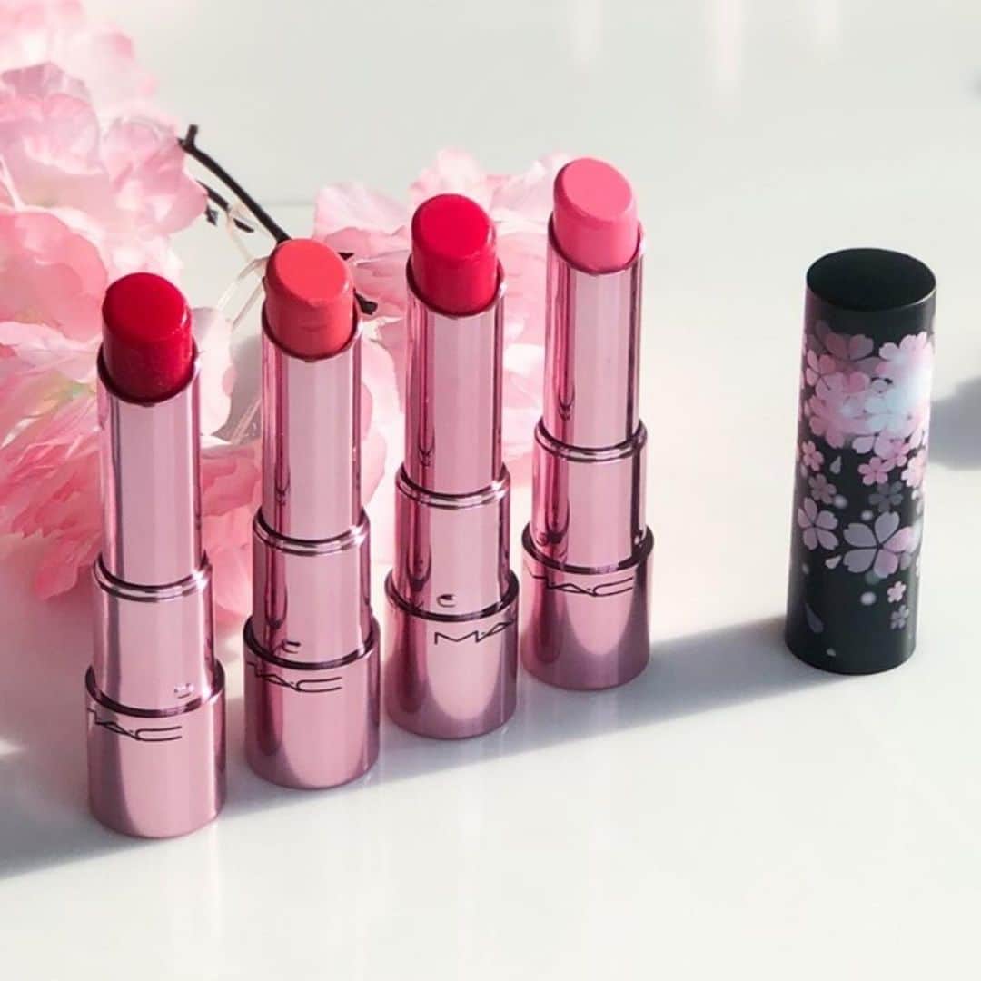 M∙A∙C Cosmetics Japanのインスタグラム：「夜桜からインスパイアされたムード溢れるコレクション #MACブラックチェリー 🌸🖤 ㅤ ぷるんと潤うグロー プレイ リップバームから、限定カラーを含む4色が登場✨透明感のある透けツヤリップで軽やかな春メイクを楽しんで💄 ㅤ ■ グロー プレイ リップ バーム (税込3,630円) ☑︎フローラル コーラル：コーラル ピンク ☑︎フルール ウェルカム：ピンキー レッド ☑︎ブロッサムズ オア バスト：ブライト ピンク ☑︎ピンキング オブ ユー：ミルキー ピンク ㅤ Regram from @maccosmeticstaiwan  #MACBLACKCHERRY #桜コスメ」