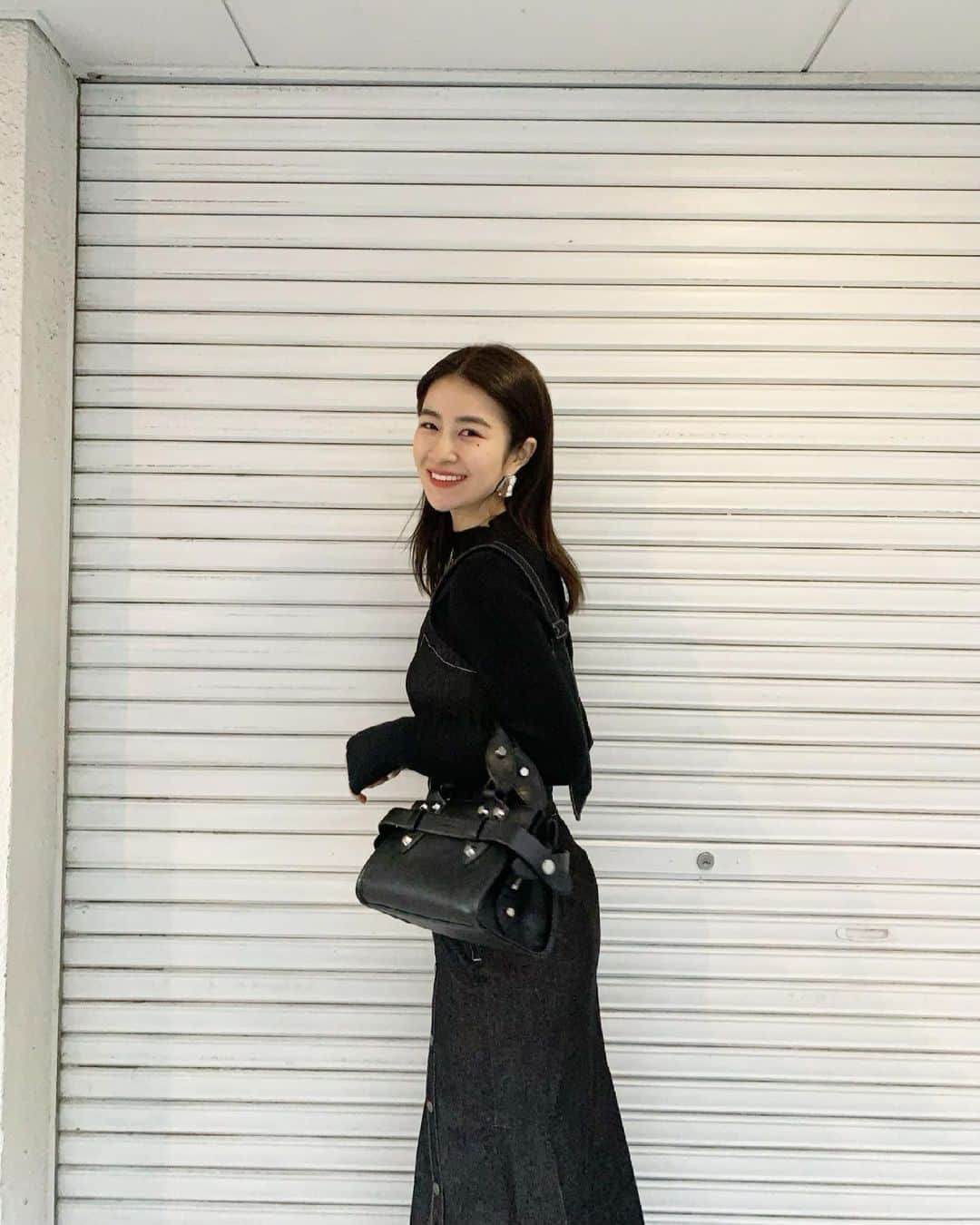 中瀬古ゆきなさんのインスタグラム写真 - (中瀬古ゆきなInstagram)「オフの日の私服🥰 ・ 春気分で色ものを着る日々でしたが、 やっぱり黒も欠かせません🖤 ブラックデニムのセットアップでした✨ @rielle_riche のもの☺️ デザインがあるお洋服のときは ヘアはシンプルにまとめる時が多いかも🌸 この日は毛先だけすこしワンカール！ アクセサリーはシルバーで統一🙏 春夏になるとシルバー熱が高まりますね〜！ ・ #fashion #code #coordinate #ootd #outfit #rielle_riche #リエルリシェ #春服コーデ」3月13日 20時28分 - yuch1129