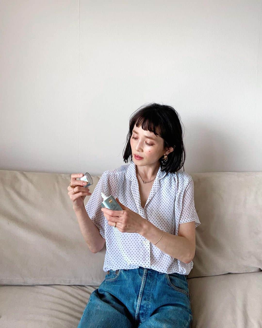 のインスタグラム：「✳︎ 日焼け止めだけは欠かさず塗ってる毎日 散歩やちょっとしたスーパーに行く際も たまに塗り忘れたりすると不安になっちゃう🥺  だんだん暖かくなってきて、 汗がにじむようになってきたけど 日焼け止めに汗が混ざってベタベタするの苦手、、 と思ってたら  汗とニオイを抑える制汗機能搭載のマルチブロックUVが誕生したらしい🌞（世界初なんだって！）  厳選された美容成分配合の美容液がたっぷりと入っていて紫外線ダメージをケア！速乾、サラサラ、汗のベタつき・ヌルつき、崩れもストップ✋🏻  これで毎日快適に散歩できるね😄  @suncut_official #サンカット#プロディフェンス#日焼け止め #美肌#suncut_supported」