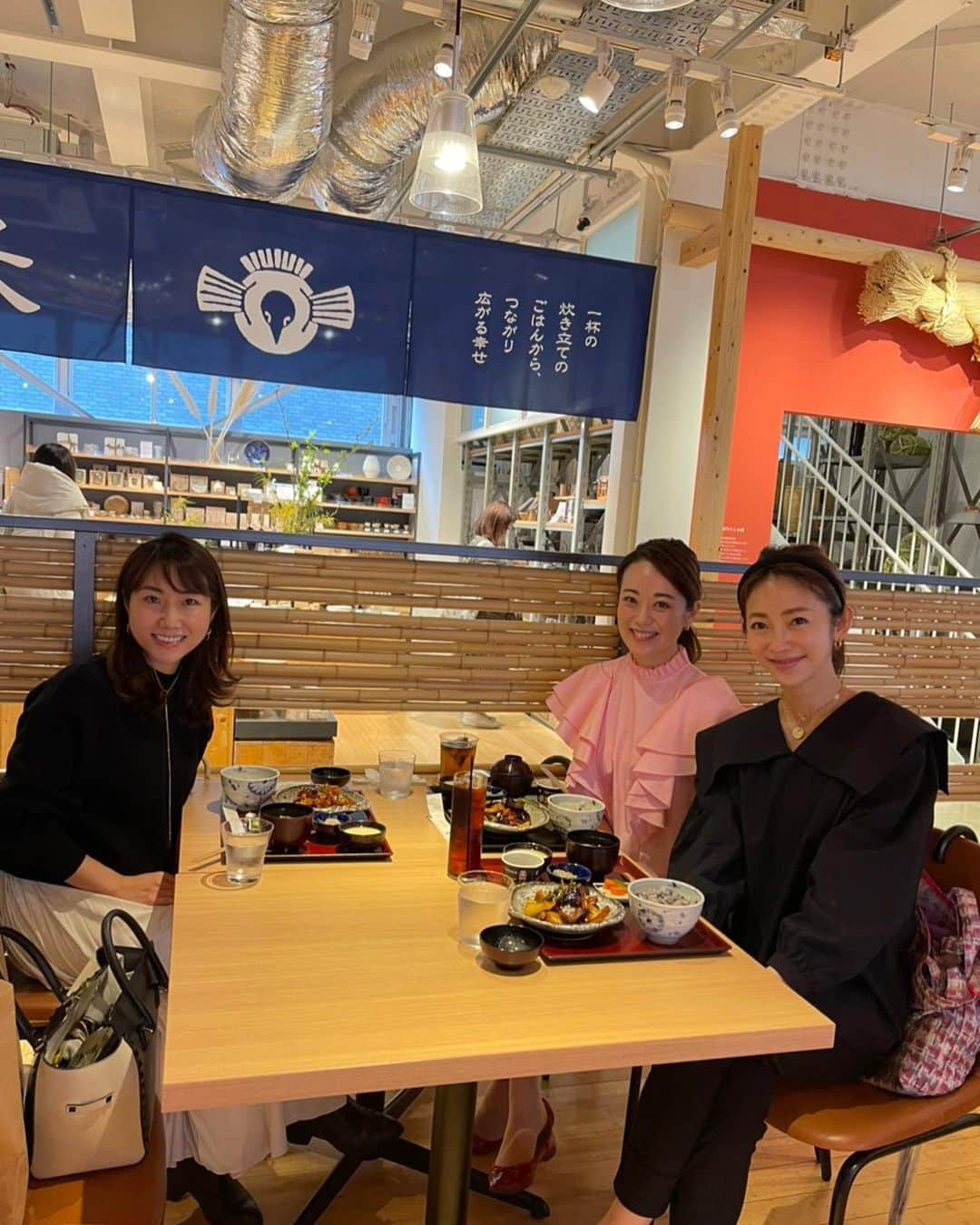 沢瀉美緒さんのインスタグラム写真 - (沢瀉美緒Instagram)「※ Healthy Japanese lunch @akomeya_tokyo 💛 . 目的があって神楽坂へ。 ランチはAKOMEYAに行きました。 . 悩む割にいつも選ぶのが黒酢のメニュー💛 . そして、今日は納豆追加して ご飯もお味噌汁もお代わりしちゃいました。 . AneCanでは毎週末会ってたんじゃないかって2人と。 . それぞれから久しぶりに会いたいと聞いていたので すぐに実現して嬉しい上、 昨日もあってたんじゃないかって位 ブランクなし😂 . . #akomeya #akomeyatokyo #akomeyatokyoinlakagu #アコメヤ #アコメヤトウキョウ #friends #友達 #ミオログ」3月13日 20時30分 - mio_omodaka