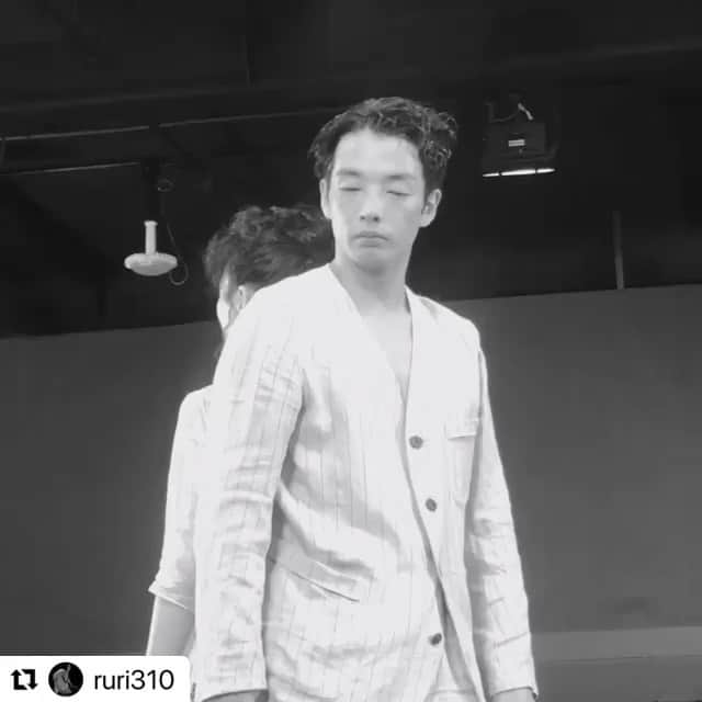 森山未來のインスタグラム：「#Repost @ruri310 with @make_repost  映像でお邪魔しています。 絶賛上演中。  ・・・ “HEDDA GABLER” 10-14 March  at 風姿花伝  📖note 青春、幸福、一生、自分、私、僕、愛情、かけら、力、君、渇き、生命、勇気、無限、美、触れる、誰、運命、夢、退屈、安定、約束、立派、幻想、迷い、自由、  映像出演 #森山未來　#宮河愛一郎　#杉山剛志 #中村あさき」