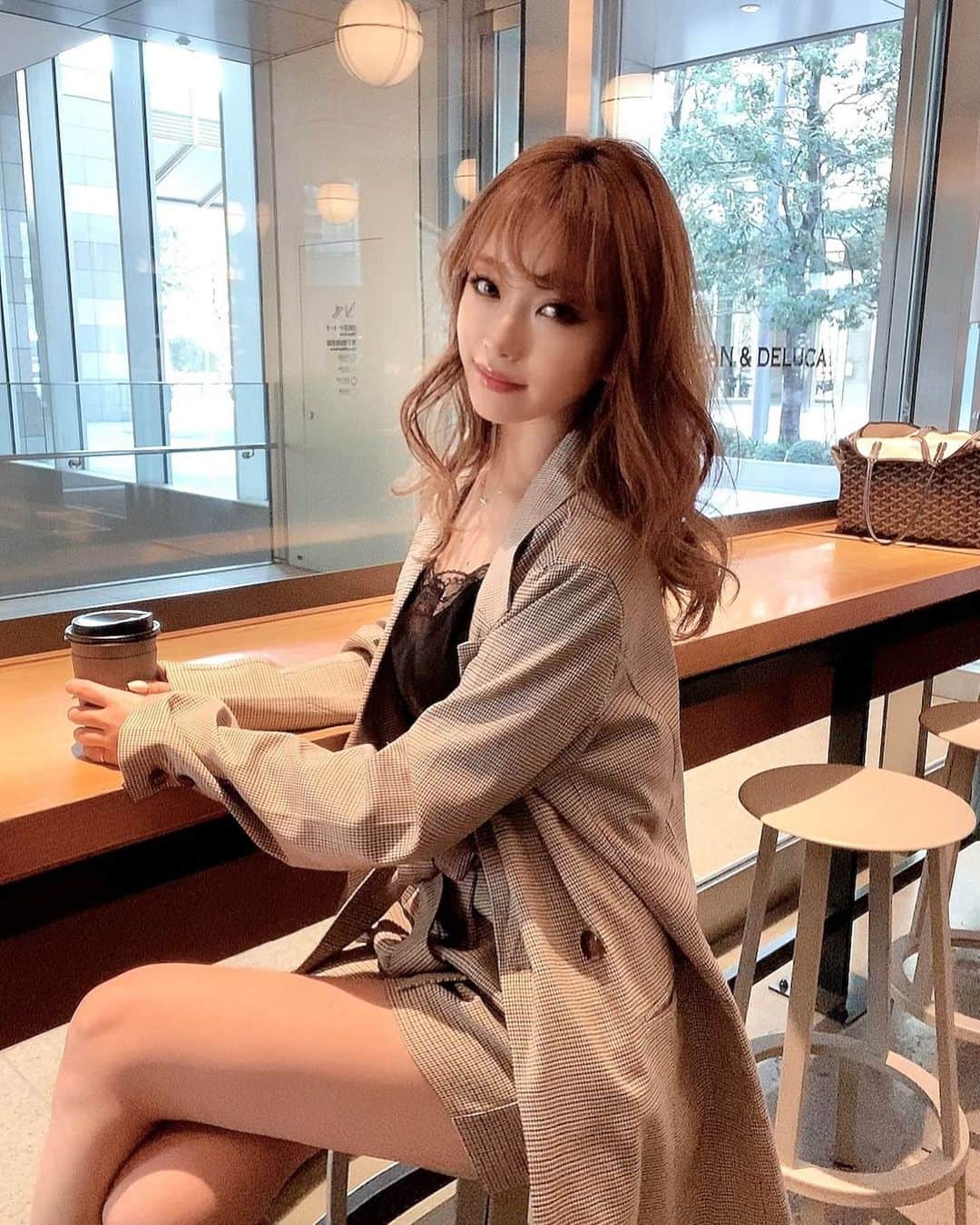 木田絵里香のインスタグラム：「. セットアップ😚☕️ . 販売中✌🏼 TOPのURLにコーデにまとめておきます❤︎ . #coodinate#setup#fashion#セットアップ#ジャケット#コーデ#カフェ#メイク」
