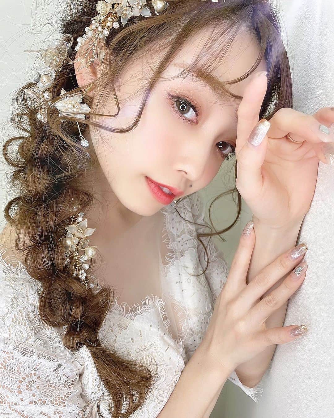 白岩まちこのインスタグラム：「≫≫👰🏼... 𝘔𝘺𝘉𝘪𝘳𝘵𝘩 𝘋𝘢𝘺 ❤︎❤︎❤︎  ㅤㅤㅤㅤㅤㅤㅤㅤㅤㅤㅤㅤㅤ 33歳なっちゃいました🤟🏻🥰ㅤㅤㅤㅤㅤㅤㅤㅤㅤㅤㅤㅤㅤ  ㅤㅤㅤㅤㅤㅤㅤㅤㅤㅤㅤㅤㅤ ㅤㅤㅤㅤㅤㅤㅤㅤㅤㅤㅤㅤㅤ お祝いメッセージやストーリーでお祝いコメント載っけてくれた子もありがとう...🥺💓 ㅤㅤㅤㅤㅤㅤㅤㅤㅤㅤㅤㅤㅤ  ㅤㅤㅤㅤㅤㅤㅤㅤㅤㅤㅤㅤㅤ フォロワーさんからはもちろん、 お友達やお仕事でお世話になった方からも 連絡もらって幸せな一日やった😚💓 　ㅤㅤㅤㅤㅤㅤㅤㅤㅤㅤㅤㅤㅤ ㅤㅤㅤㅤㅤㅤㅤㅤㅤㅤㅤㅤㅤ ㅤㅤㅤㅤㅤㅤㅤㅤㅤㅤㅤㅤㅤ 今日はお家でゆっくり過ごしたんやけど、 今日の写真がないから去年１年振り返って 一番人気だったブライダル系の写真にしとく😂💓  ㅤㅤㅤㅤㅤㅤㅤㅤㅤㅤㅤㅤㅤ ㅤㅤㅤㅤㅤㅤㅤㅤㅤㅤㅤㅤㅤ ㅤㅤㅤㅤㅤㅤㅤㅤㅤㅤㅤㅤㅤ 33歳も 【いくつになっても女の子を楽しむ】を忘れず、 女の子が可愛くなれる《詐欺テク》を紹介してくね☺️💄 ㅤㅤㅤㅤㅤㅤㅤㅤㅤㅤㅤㅤㅤ ㅤㅤㅤㅤㅤㅤㅤㅤㅤㅤㅤㅤㅤ ㅤㅤㅤㅤㅤㅤㅤㅤㅤㅤㅤㅤㅤ ㅤㅤㅤㅤㅤㅤㅤㅤㅤㅤㅤㅤㅤ ほんで今年は更に、 一から開発してるまつ毛美容液を通じて、 みんなにも、年齢や環境に関係なく、 色んなことにチャレンジ出来る！ チャレンジして良いんやって姿を 見せられたら良いなぁ😌✨ ㅤㅤㅤㅤㅤㅤㅤㅤㅤㅤㅤㅤㅤㅤㅤㅤㅤㅤㅤㅤㅤㅤㅤㅤㅤㅤ ㅤㅤㅤㅤㅤㅤㅤㅤㅤㅤㅤㅤㅤ  ㅤㅤㅤㅤㅤㅤㅤㅤㅤㅤㅤㅤㅤ ㅤㅤㅤㅤㅤㅤㅤㅤㅤㅤㅤㅤㅤ このお仕事が出来ているのは フォローしてくださってるみんなが居るから 成り立ってることを忘れず、一人一人を大切にして、 更にキラキラな女性になれるよう頑張るので、 これからも応援よろしくお願いします🥰💓 ㅤㅤㅤㅤㅤㅤㅤㅤㅤㅤㅤㅤㅤ ㅤㅤㅤㅤㅤㅤㅤㅤㅤㅤㅤㅤㅤ ㅤㅤㅤㅤㅤㅤㅤㅤㅤㅤㅤㅤㅤ  今日のコメントは全返し📝💕 (数日掛かるかもしれんけど🙇‍♂️🌀)  ㅤㅤㅤㅤㅤㅤㅤㅤㅤㅤㅤㅤㅤ ㅤㅤㅤㅤㅤㅤㅤㅤㅤㅤㅤㅤㅤ ㅤㅤㅤㅤㅤㅤㅤㅤㅤㅤㅤㅤㅤ ㅤㅤㅤㅤㅤㅤㅤㅤㅤㅤㅤㅤㅤ たくさんお話しよう🗣💕　ㅤㅤㅤㅤㅤㅤㅤㅤㅤㅤㅤㅤㅤ ㅤㅤㅤㅤㅤㅤㅤㅤㅤㅤㅤㅤㅤ ㅤㅤㅤㅤㅤㅤㅤㅤㅤㅤㅤㅤㅤ ㅤㅤㅤㅤㅤㅤㅤㅤㅤㅤㅤㅤㅤ ㅤㅤㅤㅤㅤㅤㅤㅤㅤㅤㅤㅤㅤ ㅤㅤㅤㅤㅤㅤㅤㅤㅤㅤㅤㅤㅤ  #誕生日#birthday#mybirthday #関西プレ花嫁#プレ花嫁関西 #ブライダルフォト#marry花嫁#ウェディング撮影#結婚式ヘアアレンジ#ウェディングフォト#花嫁ヘア #ウェディングヘア#結婚式ドレス#結婚式ヘア #ウェディング#ヘッドドレス#前撮り #プレ花嫁#フォトウェディング #前撮り写真」