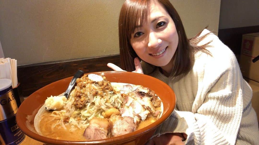 三宅智子さんのインスタグラム写真 - (三宅智子Instagram)「今年1月にオープンした南柏駅すぐの麺屋神工さんのラーメン！  こちらを食べてる動画をYouTubeチャンネルに公開しました！  皆様、是非ご覧下さい！  #麺屋神工 #ラーメン #二郎系ラーメン #youtube #三宅智子の大食いtv #動画公開中」3月13日 20時56分 - tomoko1121m