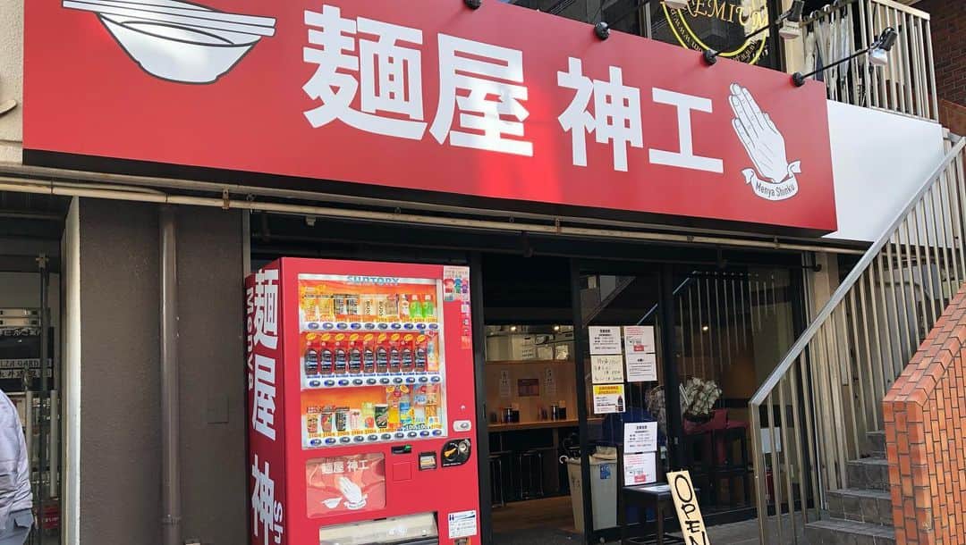 三宅智子さんのインスタグラム写真 - (三宅智子Instagram)「今年1月にオープンした南柏駅すぐの麺屋神工さんのラーメン！  こちらを食べてる動画をYouTubeチャンネルに公開しました！  皆様、是非ご覧下さい！  #麺屋神工 #ラーメン #二郎系ラーメン #youtube #三宅智子の大食いtv #動画公開中」3月13日 20時56分 - tomoko1121m