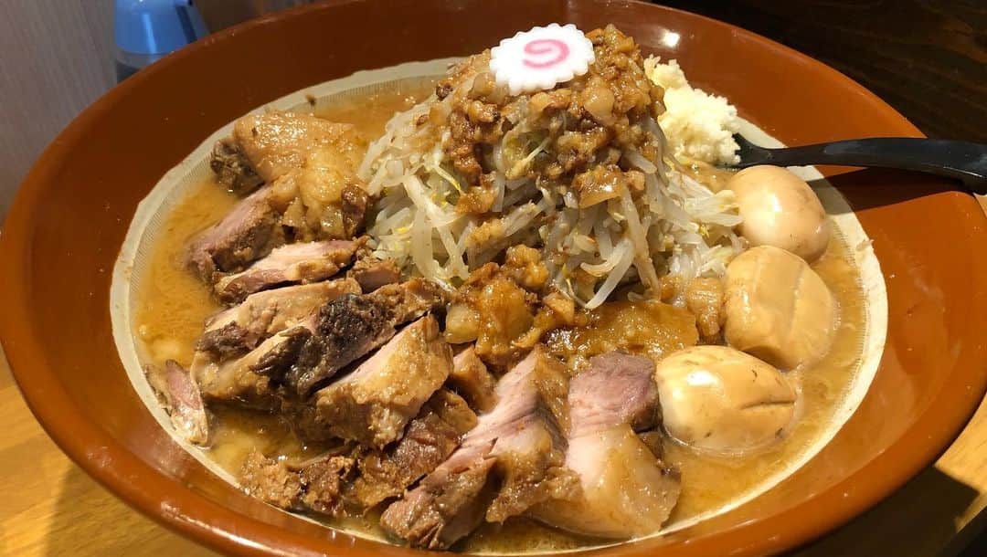 のインスタグラム：「今年1月にオープンした南柏駅すぐの麺屋神工さんのラーメン！  こちらを食べてる動画をYouTubeチャンネルに公開しました！  皆様、是非ご覧下さい！  #麺屋神工 #ラーメン #二郎系ラーメン #youtube #三宅智子の大食いtv #動画公開中」