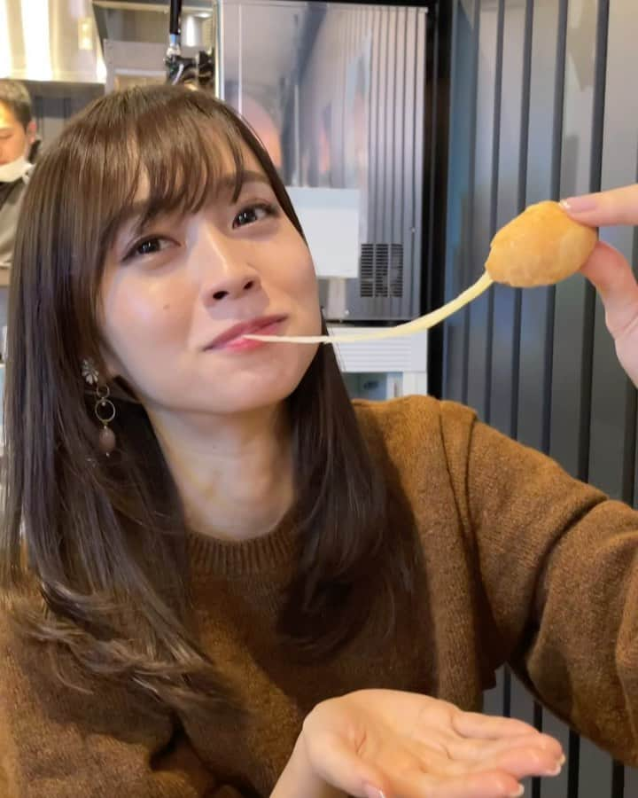 みき みーやんさんのインスタグラム写真 - (みき みーやんInstagram)「#食べる動画 のびーるチーズボールバージョン🧀w . 大阪、中崎町にある @dalbich202101  この前タッカンマリラーメン食べに行ったんだけど その時に出てきた伸びるチーズが入ったチーズボール❤ . うまーいこといったらこんだけ伸びるよ！笑 . みんなもやってみて❤❤ . この投稿のコメント！全部返しちゃうぞっ💕 . . #中崎町ランチ#中崎町グルメ#大阪グルメ#大阪ランチ#大阪ディナー#中崎町グルメ#中崎町ラーメン#関西グルメ#関西ディナー#中崎町ディナー#韓国料理#ヘアカラー#梅田グルメ#梅田ランチ#大阪ラーメン#グルメ女子#fashion#韓国好き#ナチュラルメイク#中崎町#中崎町巡り」3月13日 20時57分 - mi_yan0101