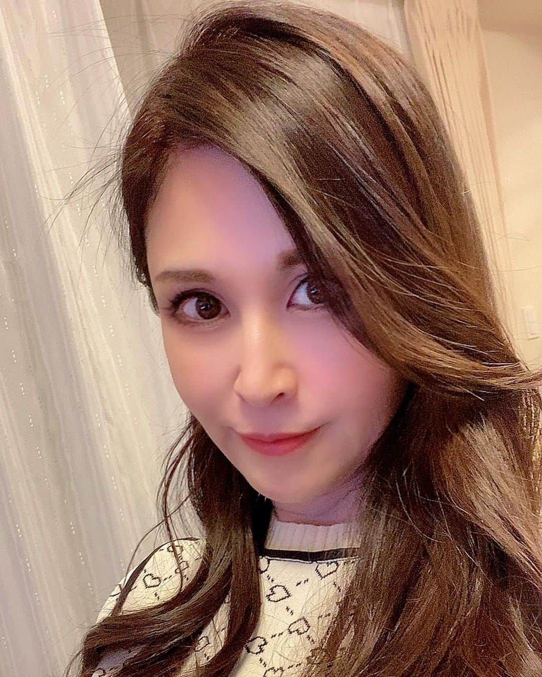 越野矢素子さんのインスタグラム写真 - (越野矢素子Instagram)「２週間に１度のお顔ケア！！ 三条御幸町、とても利便性の良い立地にある鍼灸サロンHari-Cureにお邪魔してきました！！  今回の施術内容は、 ⭐︎美容鍼 ⭐︎美白エンザイムピーリング ⭐︎艶髮鍼 となります。  いつもの事ながら、お顔を引き上げながら鍼を刺す美容鍼をお願いしました。 全く痛みがなく、本当に気持ちの良い美容鍼なのに、効果を感じられるのが嬉しいです！  美白エンザイムピーリングは１度やると癖になります。 汚れとくすみが取れ色白になります。  最近、忙しくて「疲れてる」と言うことをお伝えしたところ、頭に沢山の鍼を刺す艶髮鍼をして下さいました！ びっくりするくらいよく眠れてスッキリしました✨ 頭皮の血流を良くする事で、頭皮に栄養が行き渡り、髪の毛の艶や薄毛にも効果があるそうです！ また頭皮への鍼施術は美容効果も期待できるそうです！！  そして、ALEXのBBクリームを買いました！！ お肌が艶々になりオススメですよー！ 栄養クリームなので、塗っていることがお肌に良いと言う事なので、長いお付き合いになりそうです🎵  Hari-Cureの場所 ↓ 〒606-8407 京都市中京区三条上ル丸屋町315　たけうちビル501  #鍼灸サロンharicure #haricure #ハリキュア #京都美容鍼 #美容鍼灸 #京都市役所前駅 #駅近サロン #リフトアップ #京都美容鍼 #三条美容鍼 #京都市役所前駅美容鍼 #セルキュア4tプラス #艶髮鍼 #リフトアップ #肌質改善 #ALEX #ハーブピーリング #美白エンザイムピーリング #栄養クリーム #BBクリーム #賢い美顔器 #美魔女モデル #越野矢素子」3月13日 20時58分 - loversyaso